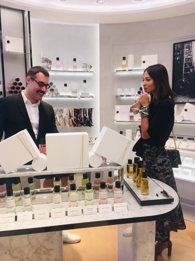 Figuero en Sao Paulo, guiando a una clienta en el arte de dar con su perfume perfecto.