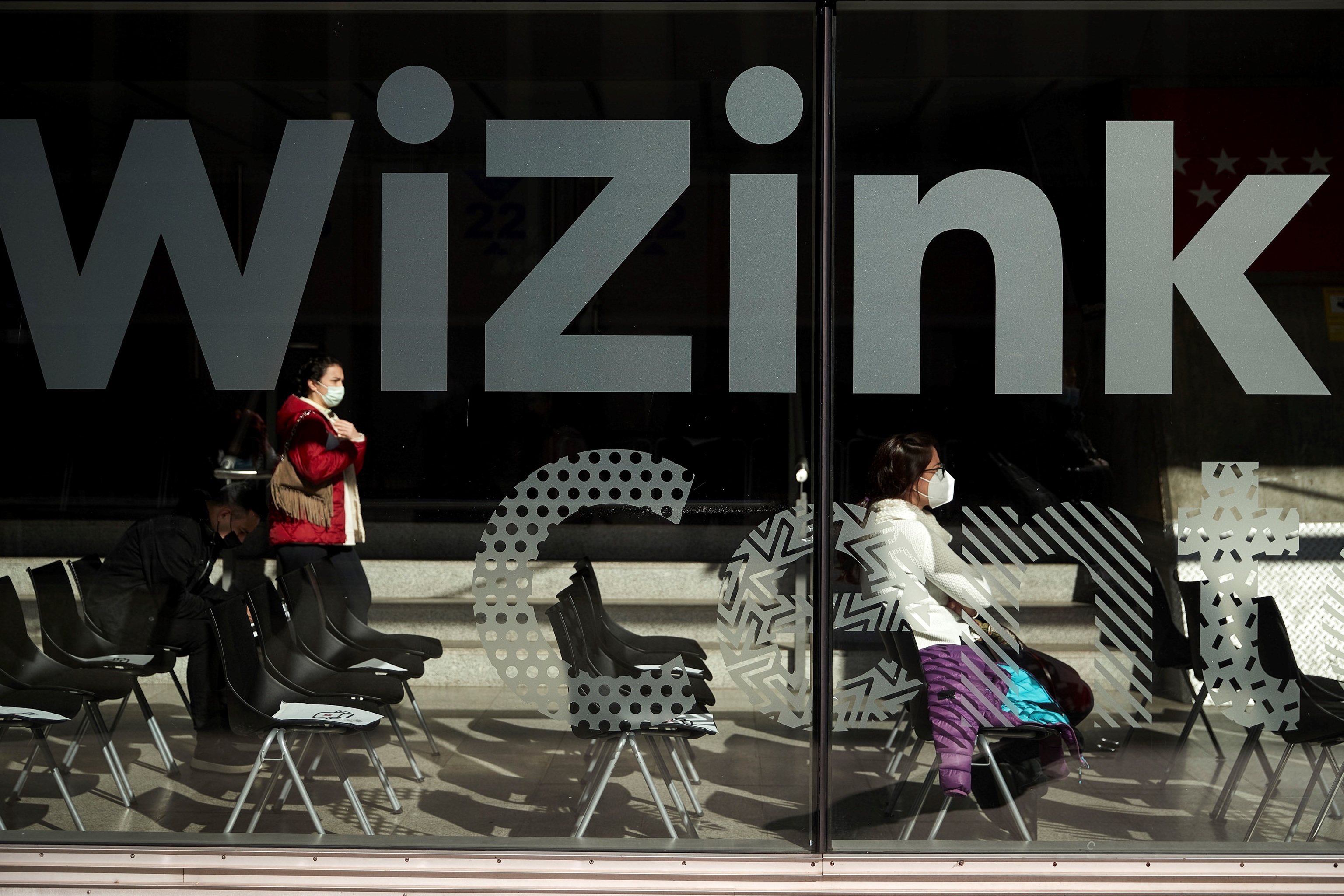 Varias personas esperan su turno para vacunarse en el WiZink Center, en Madrid.