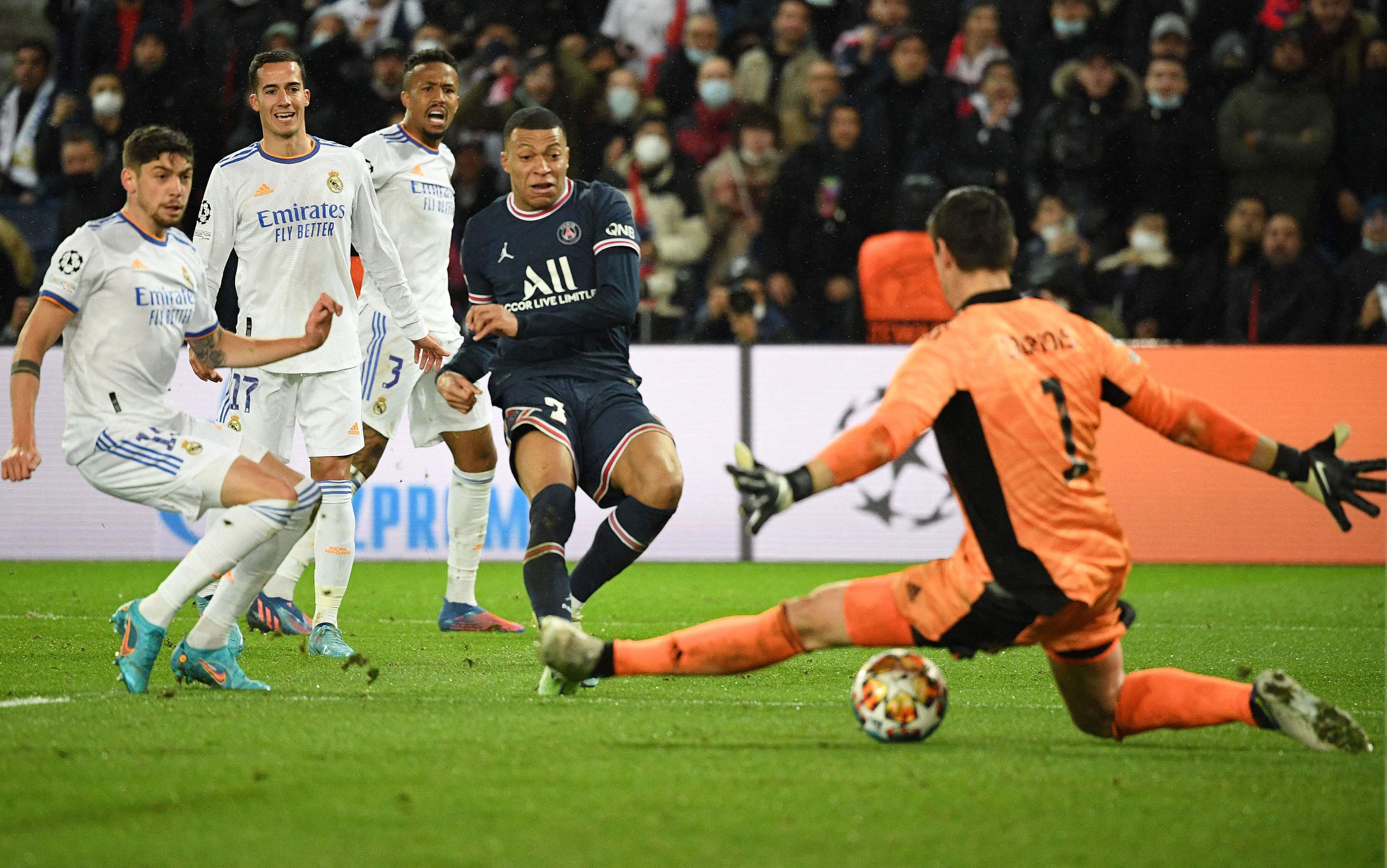 Mbapp bate a Courtois en el gol del PSG.