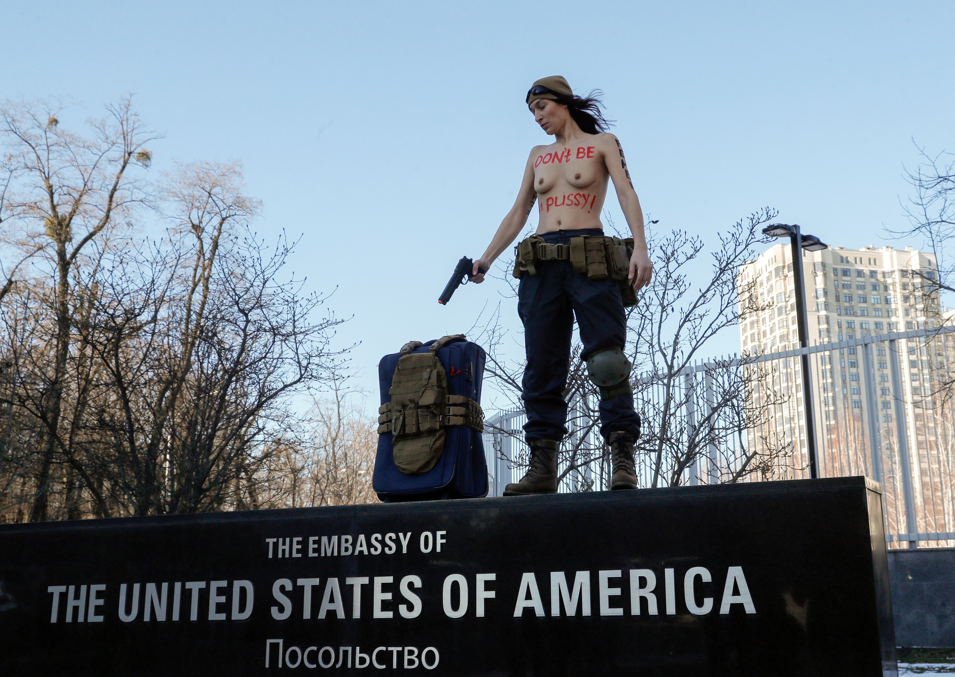Una activista de Femen en la embajada de EEUU en Kiev en protesta por la retirada de diplomáticos.