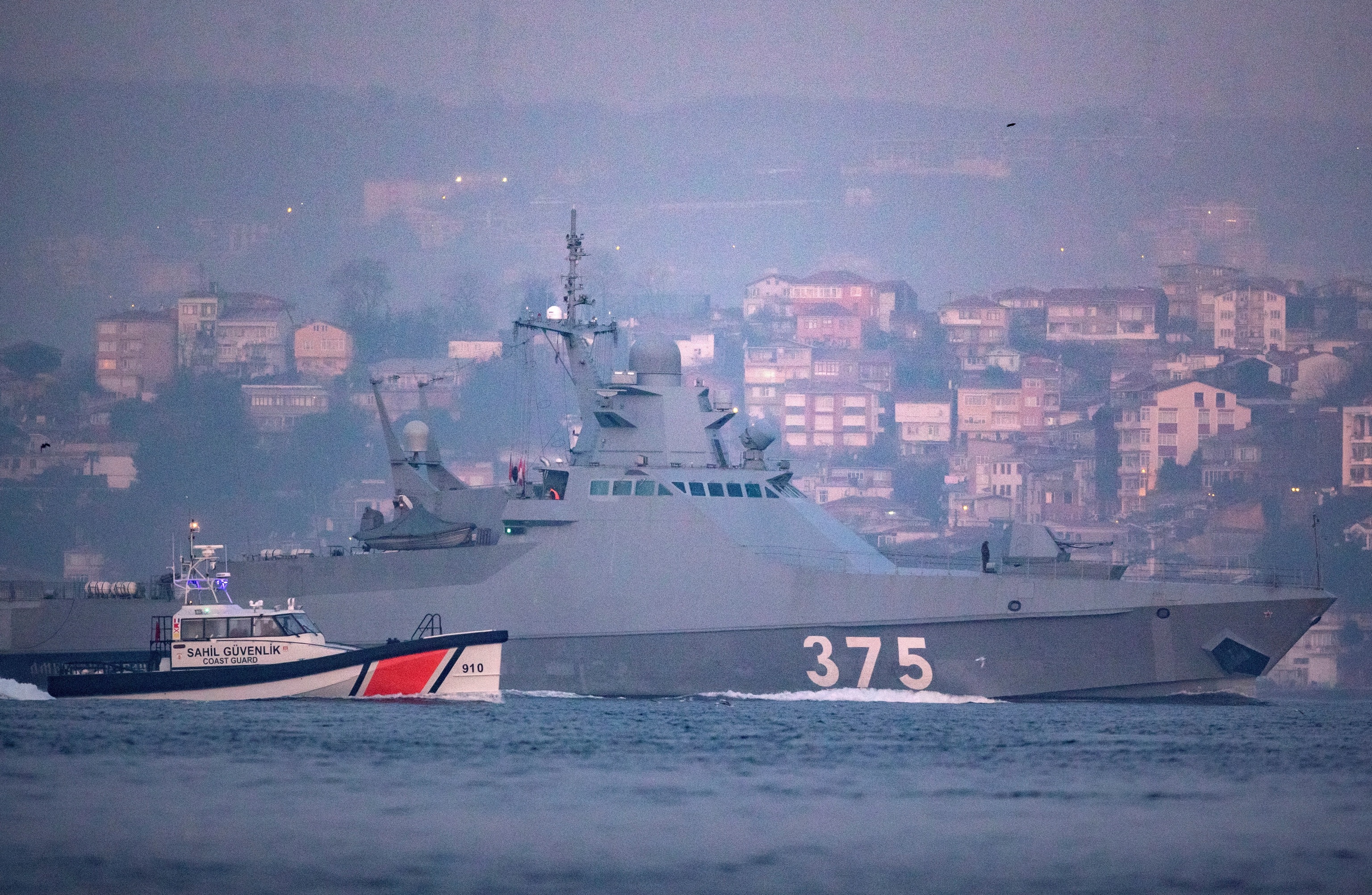 El buque de la Armada rusa Dmitry Rogachev 375 navega hacia el Bósforo en el Mar Negro.