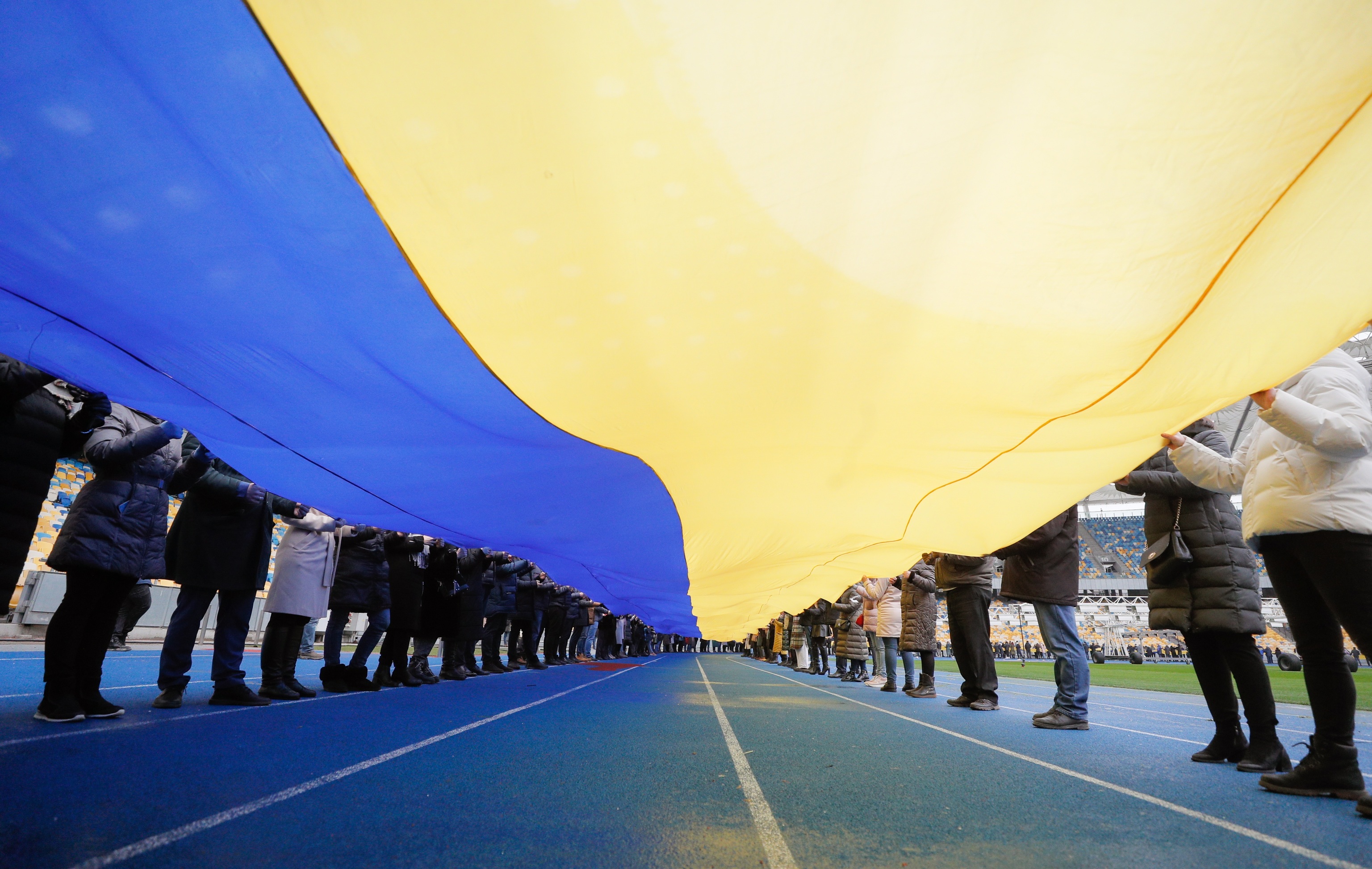 Una bandera nacional gigante en el estadio Olimpiyskiy en Kiev, Ucrania, en la celebración del Día de la Unidad.