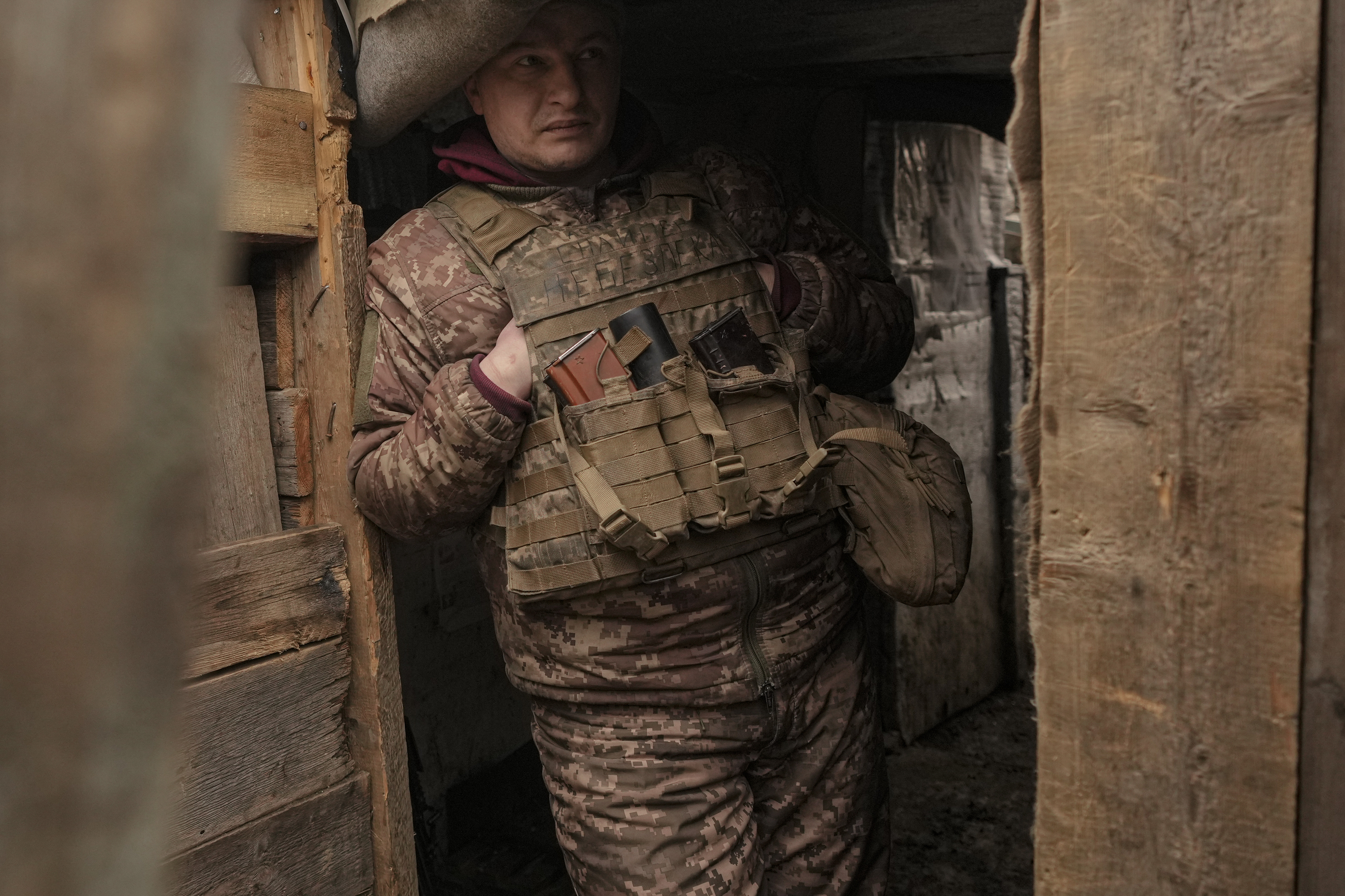 Un soldado ucraniano se encuentra en una trinchera en una posición de primera línea a las afueras de Popasna, la región de Luhansk, en el este de Ucrania.