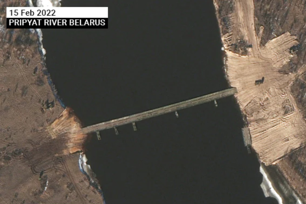 Fotos de satélite muestran un nuevo puente militar y grandes tropas rusas cerca de Ucrania.