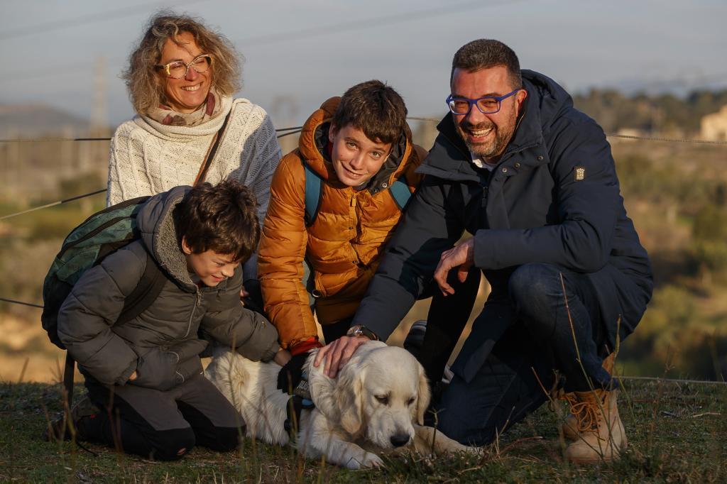 Josep Enric, en el centro, junto a sus padres, su hermano Gerard y su perro Mando ayer en San Feli de Llobregat.