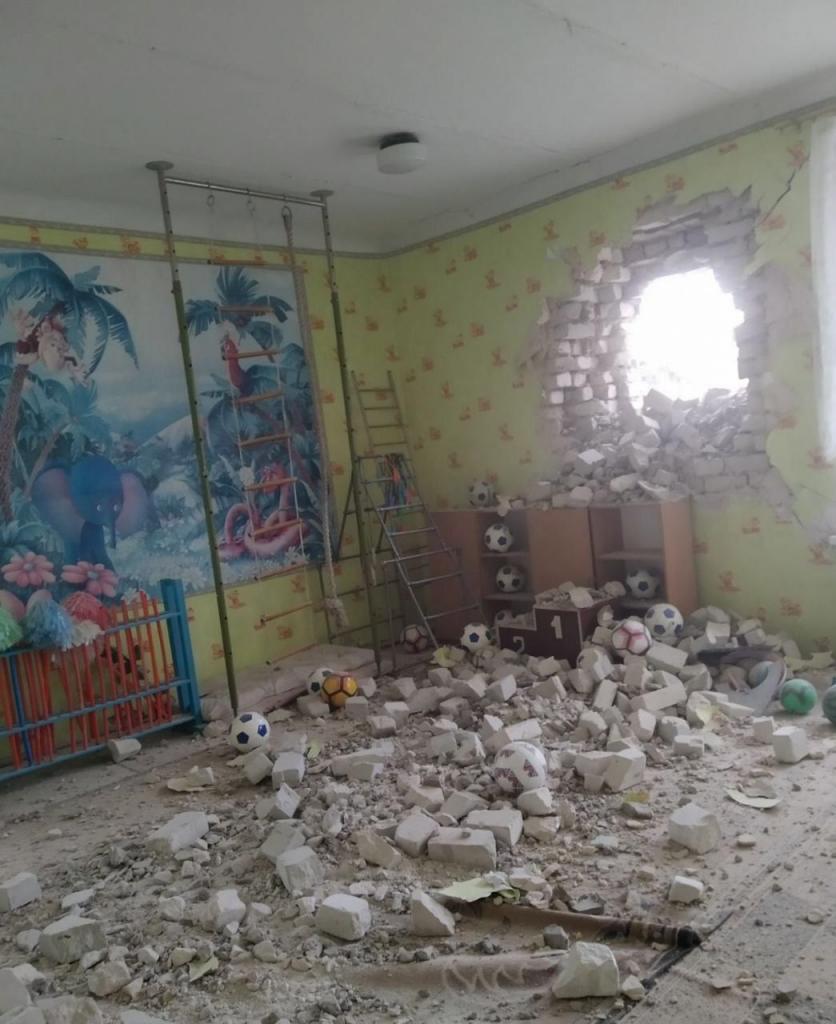 Una fotografía facilitada por la ONG de misión humanitaria Proliska muestra una vista de un edificio de jardín de infancia dañado en Stanytsia Luhanska, en la región de Lugansk, al este de Ucrania