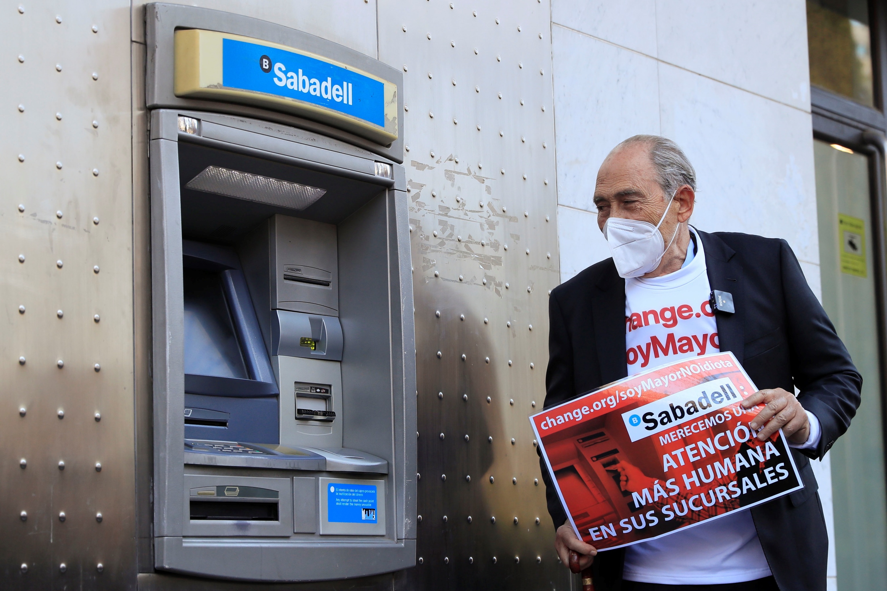 Carlos San Juan posa junto a un cajero automtico tras registrar 600.000 firmas en el Ministerio Economa para exigir a los bancos una mejor atencin.
