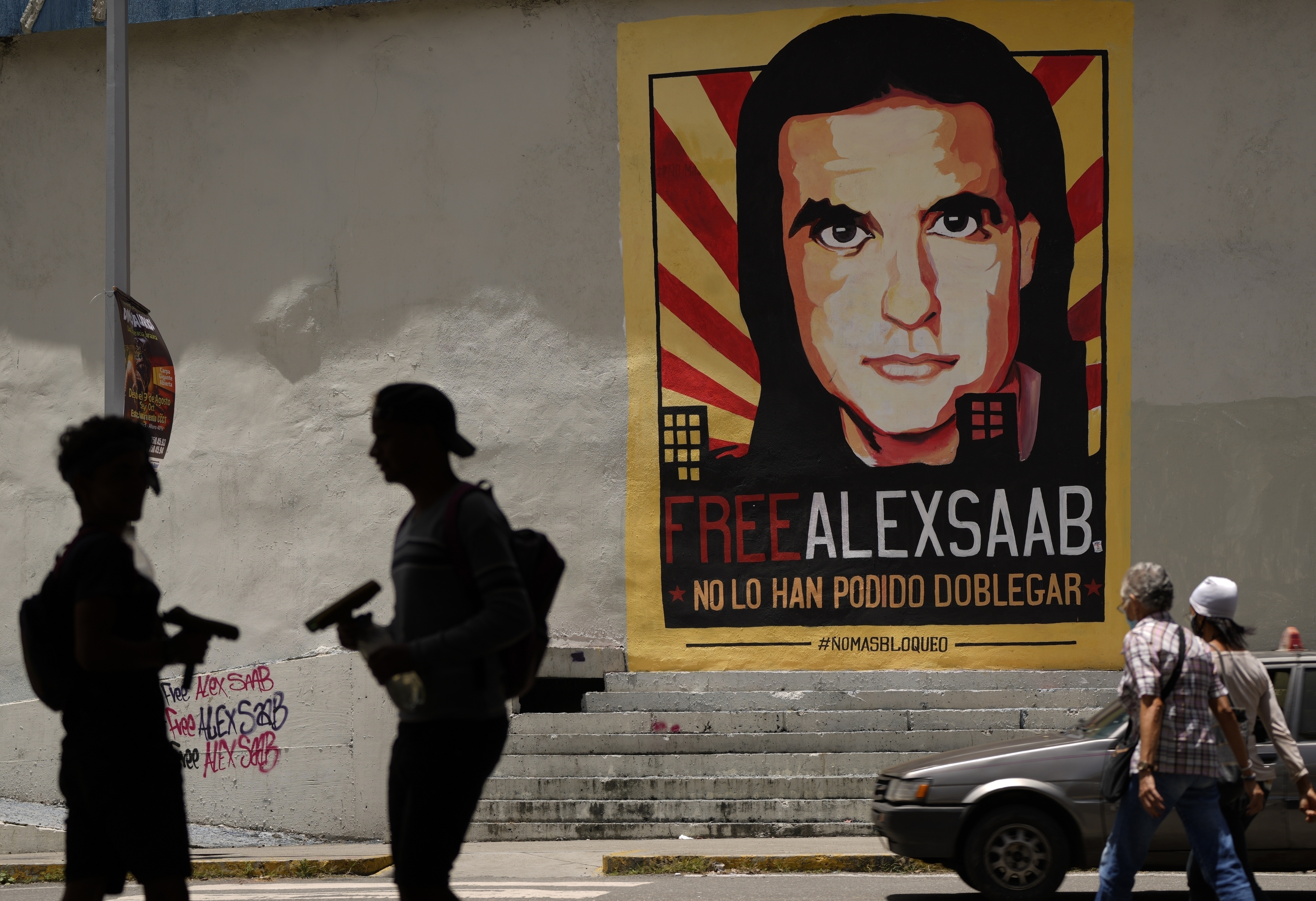 Un cartel pide la libertad de Saab en Caracas.