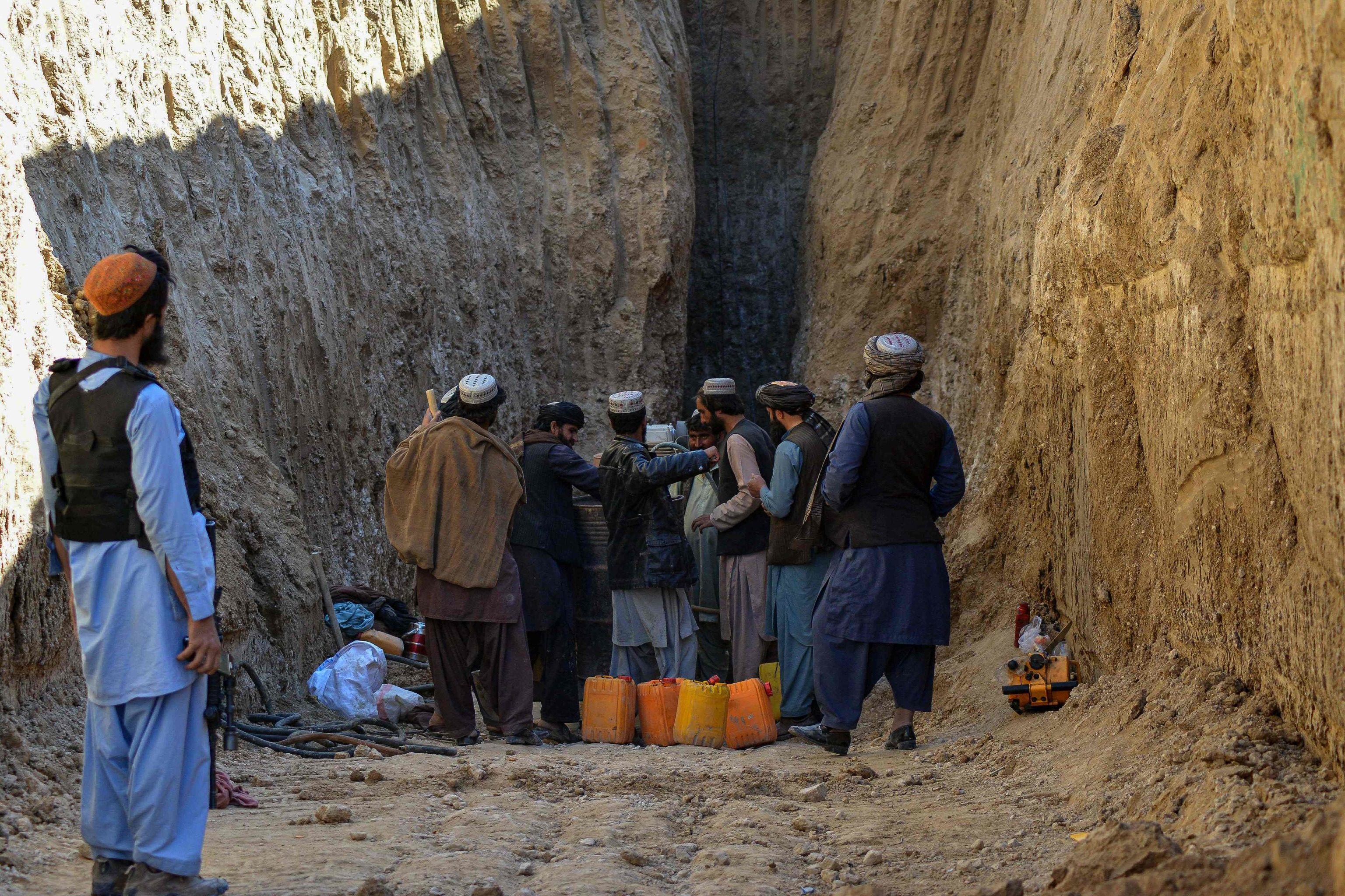 Los rescatistas intentan alcanzar y rescatar a un nio atrapado durante dos das en un pozo en una remota aldea del sur de Afganistn, Shokak, en la provincia de Zabul, a unos 120 kilmetros de Kandahar,
