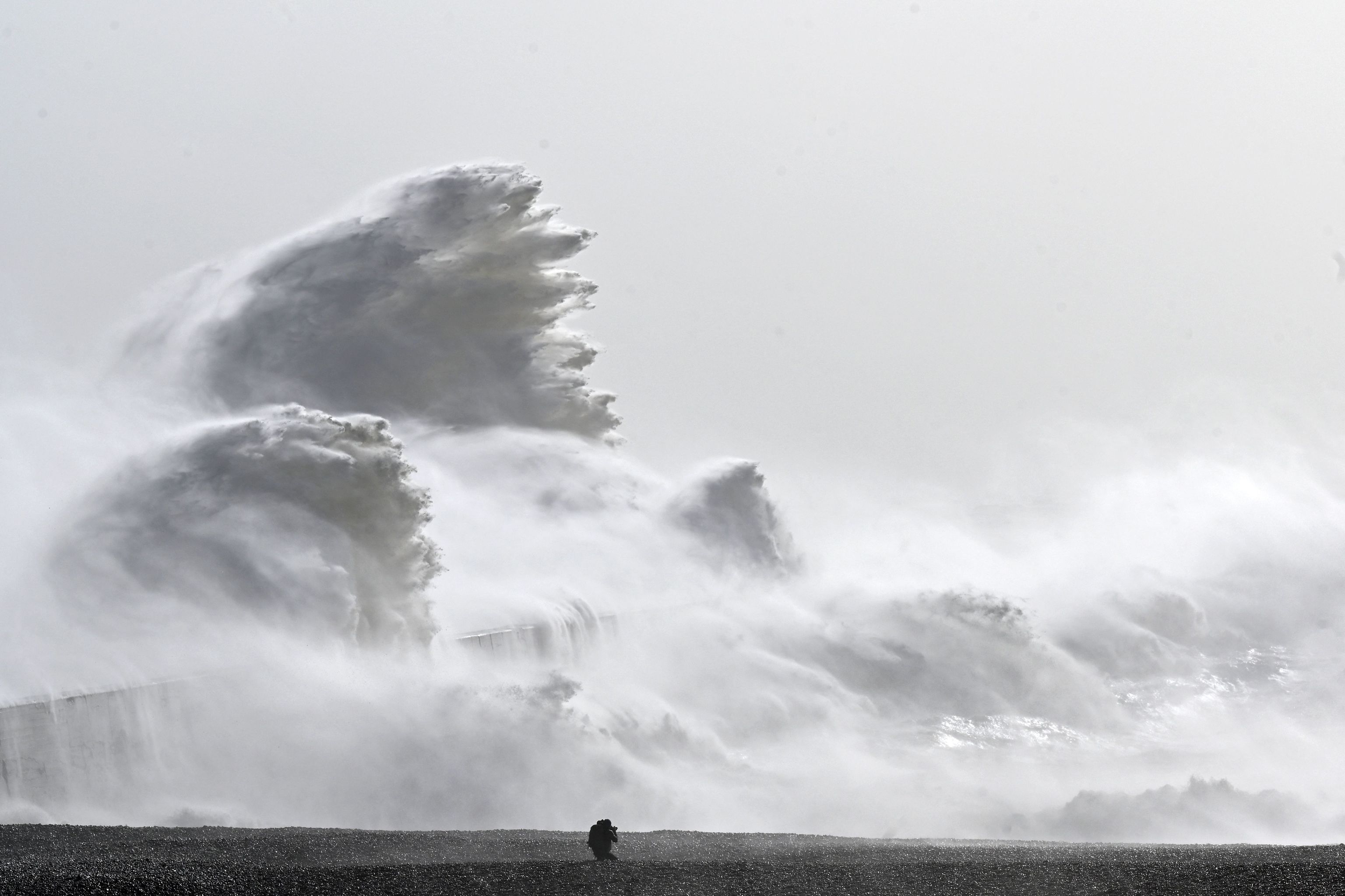 Enormes olas provocadas por el temporal en Newhaven.