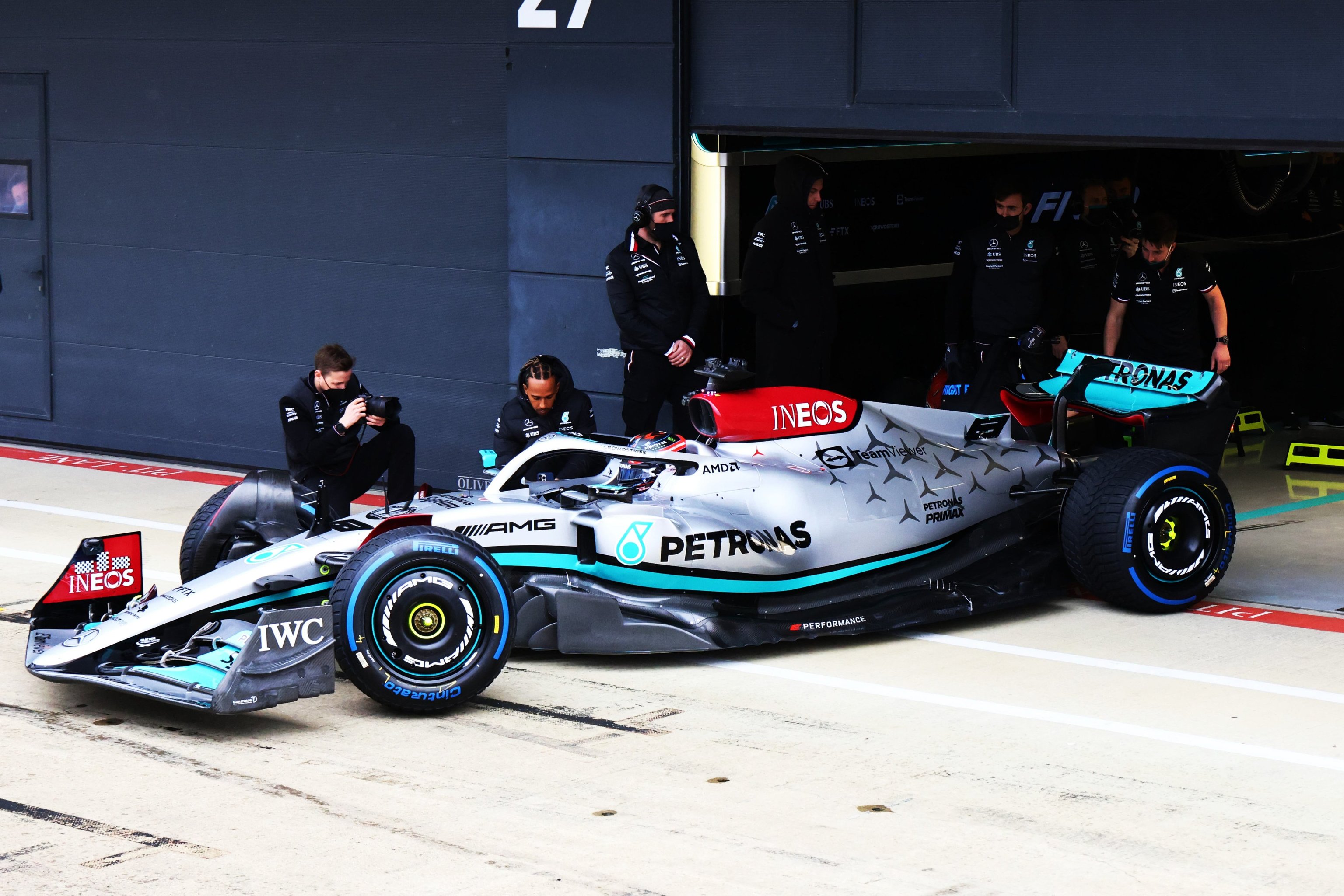 Hamilton, con el W13, en el garaje de Mercedes en Silverstone.