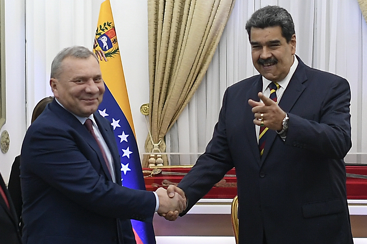 Yuri Borisov  y Nicolás Maduro se estrechan la mano en Caracas.