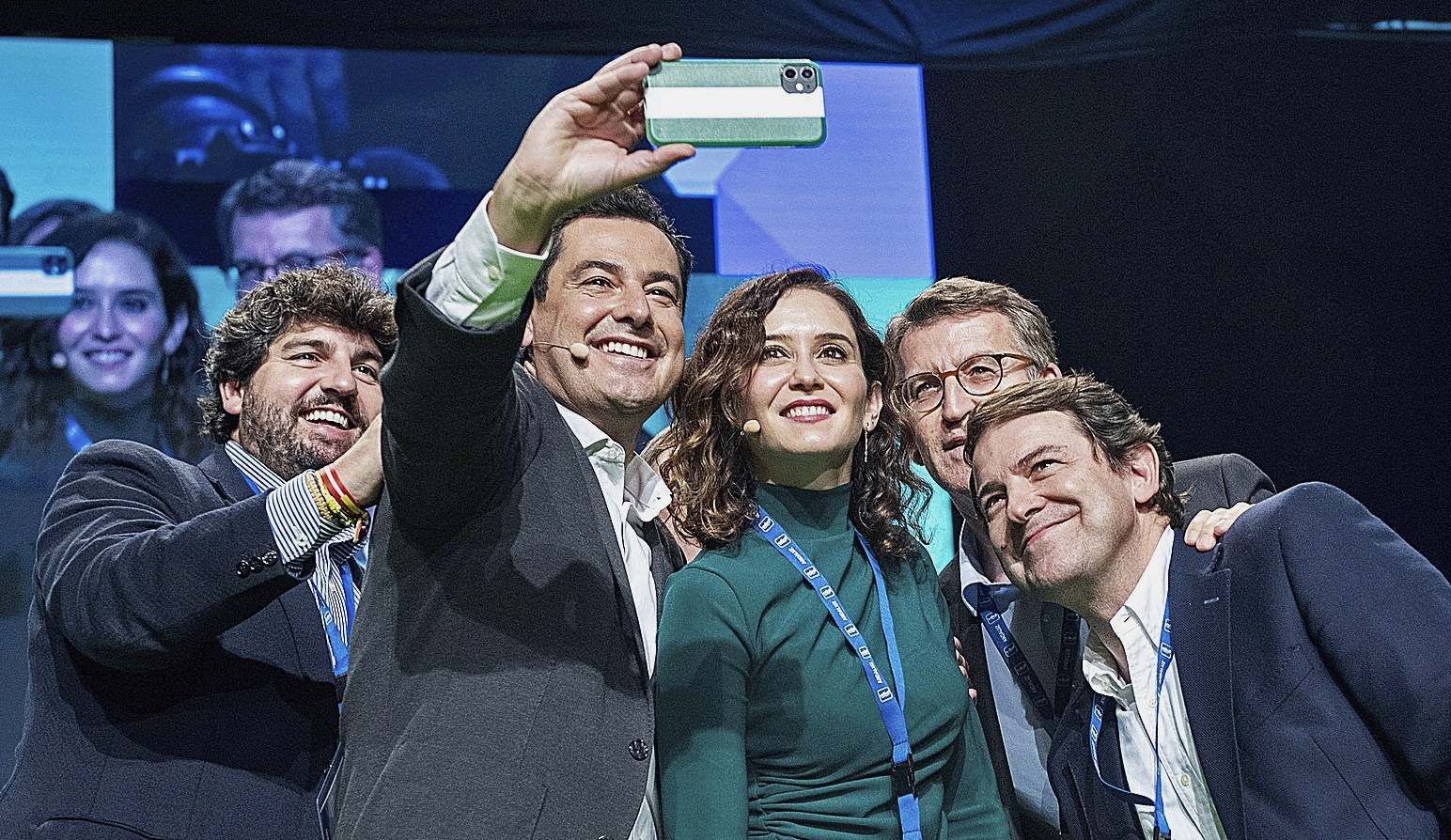 Moreno se hace un 'selfie' con Ayuso, Feijo, Maueco y Miras en el congreso del PP-A el pasado noviembre.
