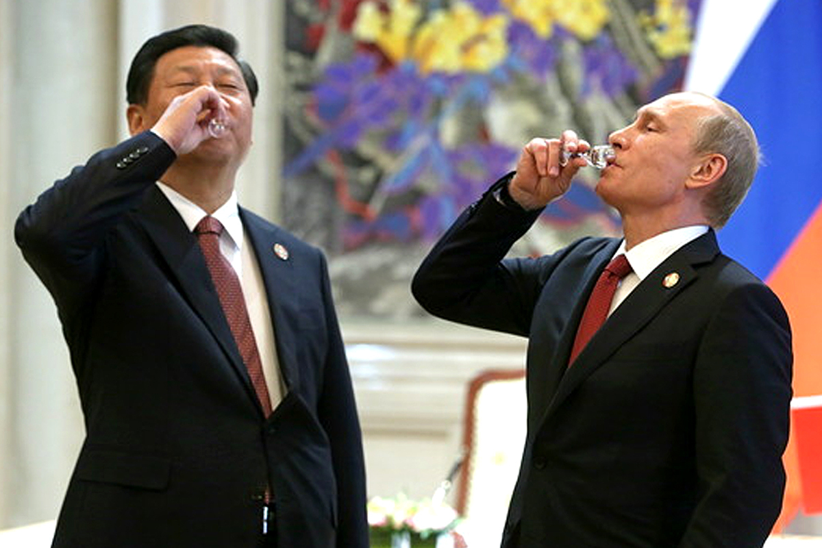 Vladimir Putin y Xi Jinping brindan con vodka en Shanghái.