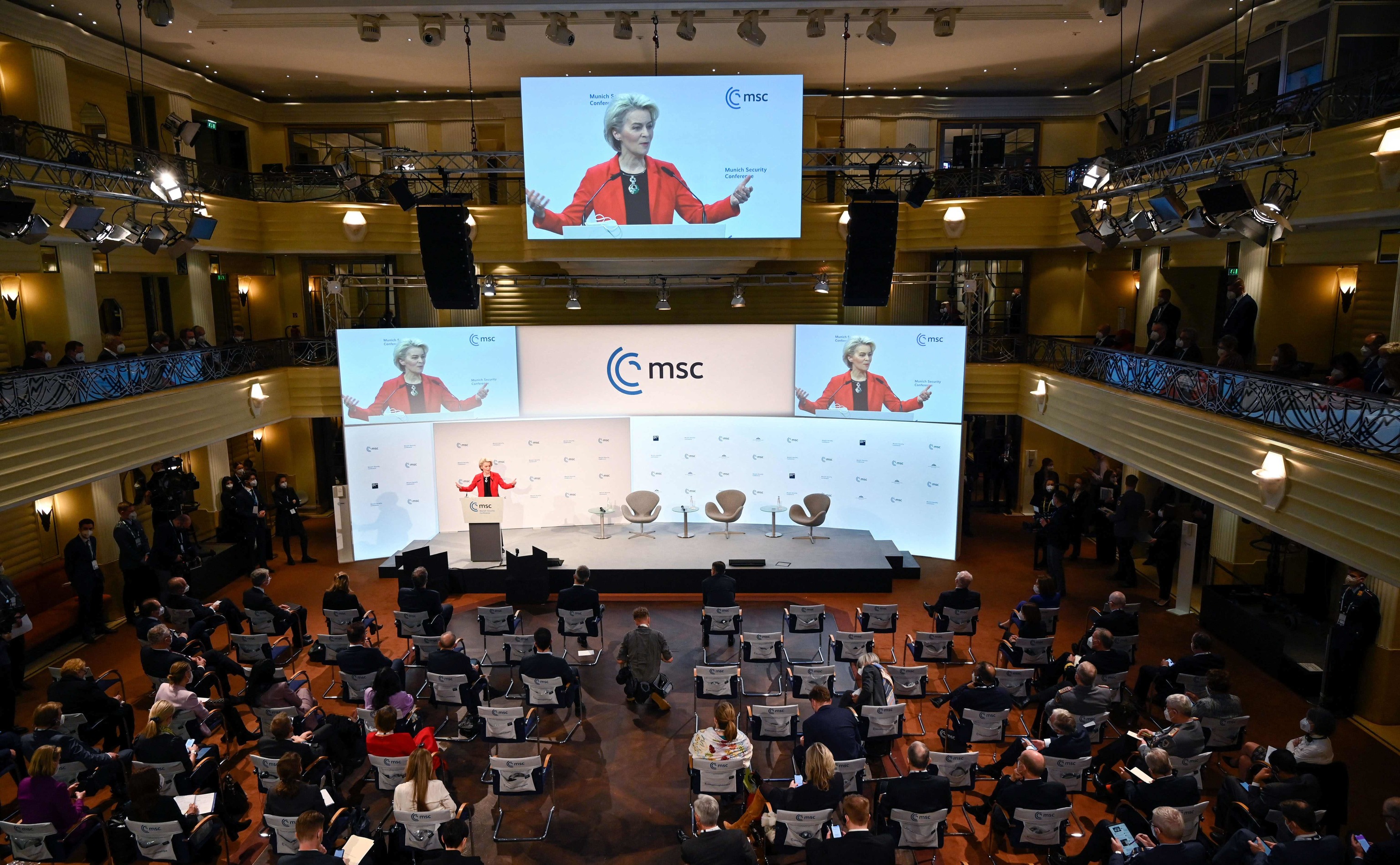 La presidenta de la Comisión Europea, Ursula von der Leyen (en la tribuna), hace una declaración durante la 58ª Conferencia de Seguridad de Múnich (MSC) en Múnich, Alemania.