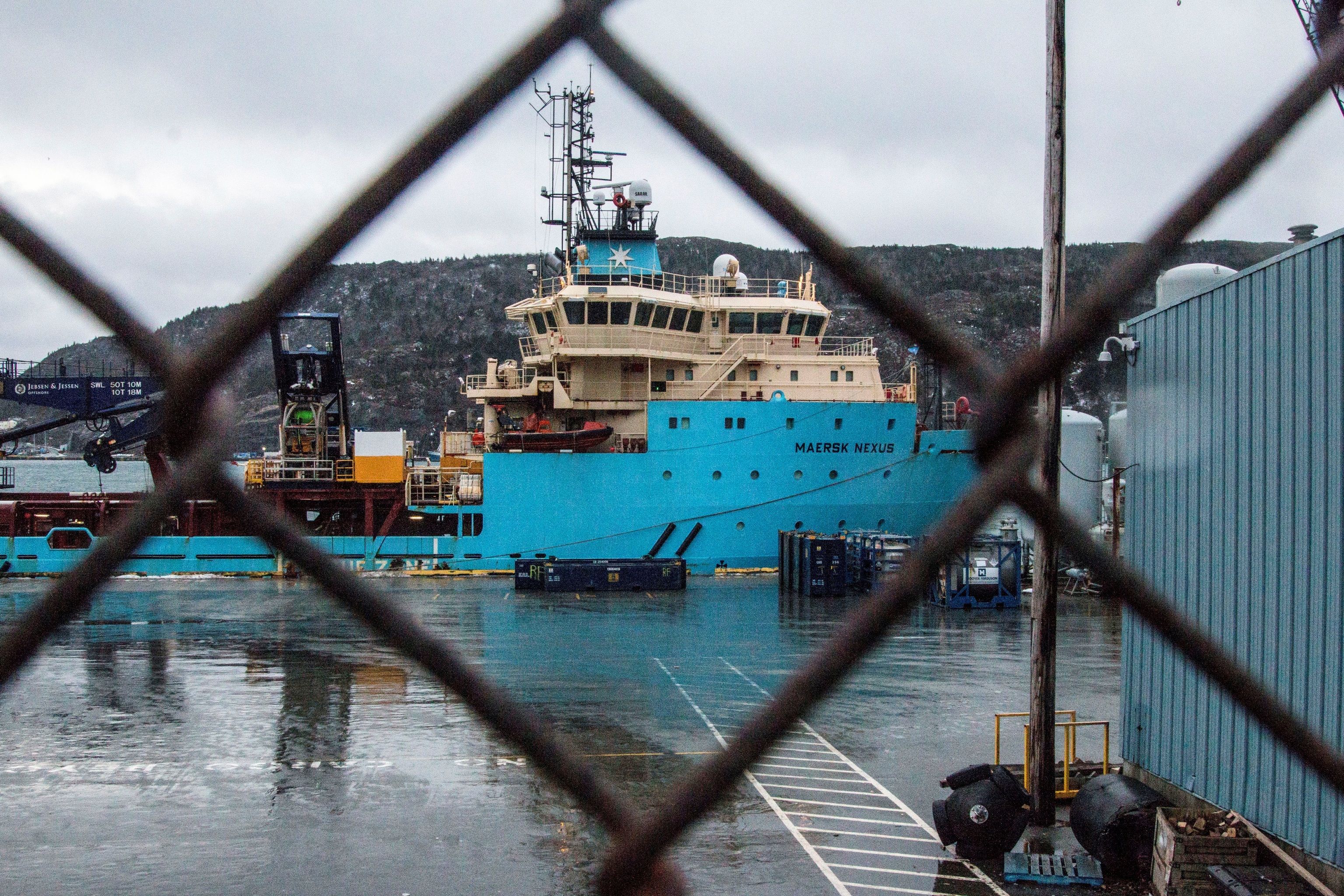 El barco canadiense Maersk Nexus antes de que se desembarcaran  los cuerpos de dos tripulantes del Villa de Pitanxo  en el puerto de San Juan de Terranova (Canad