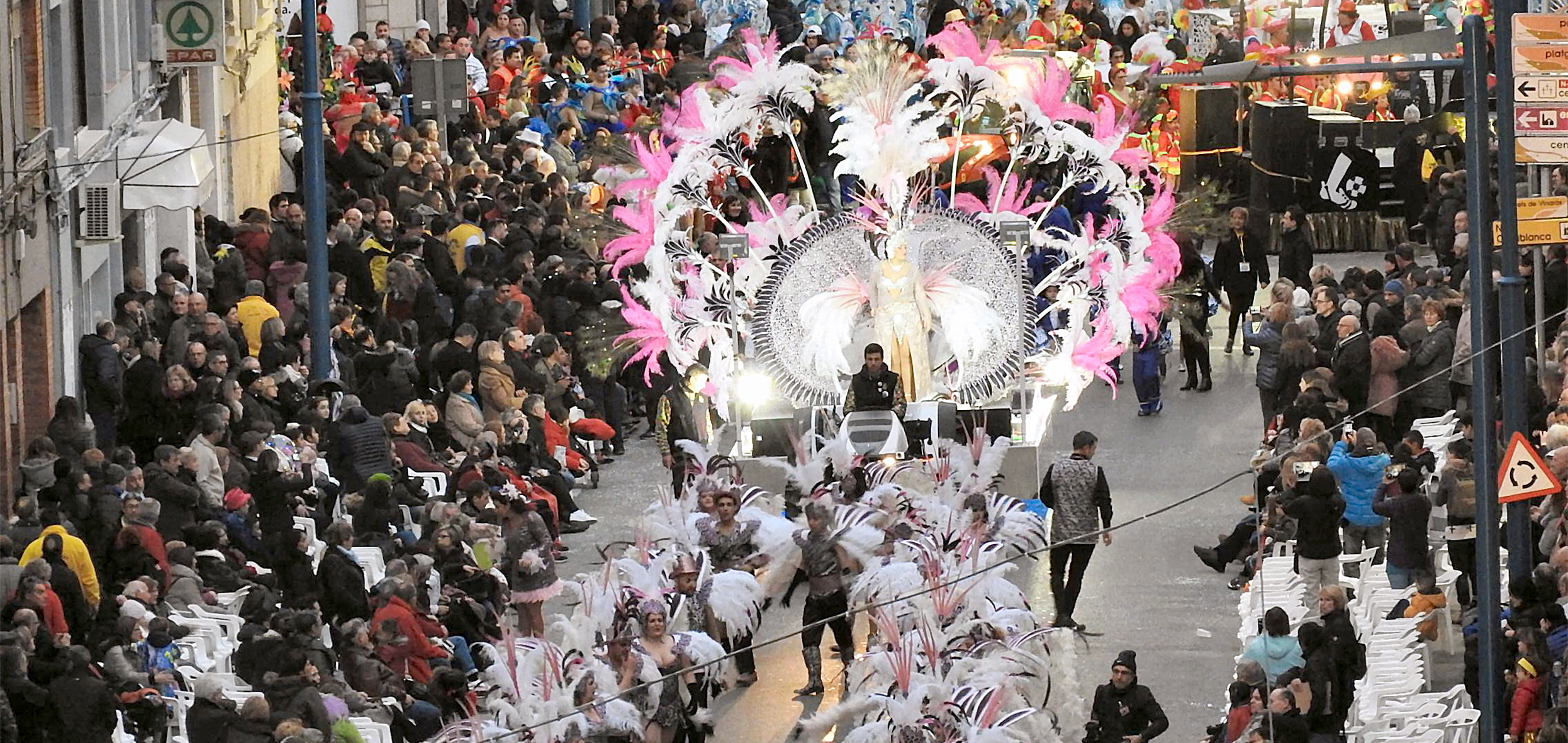 Desfile de Carnaval por las calles de Vinars.