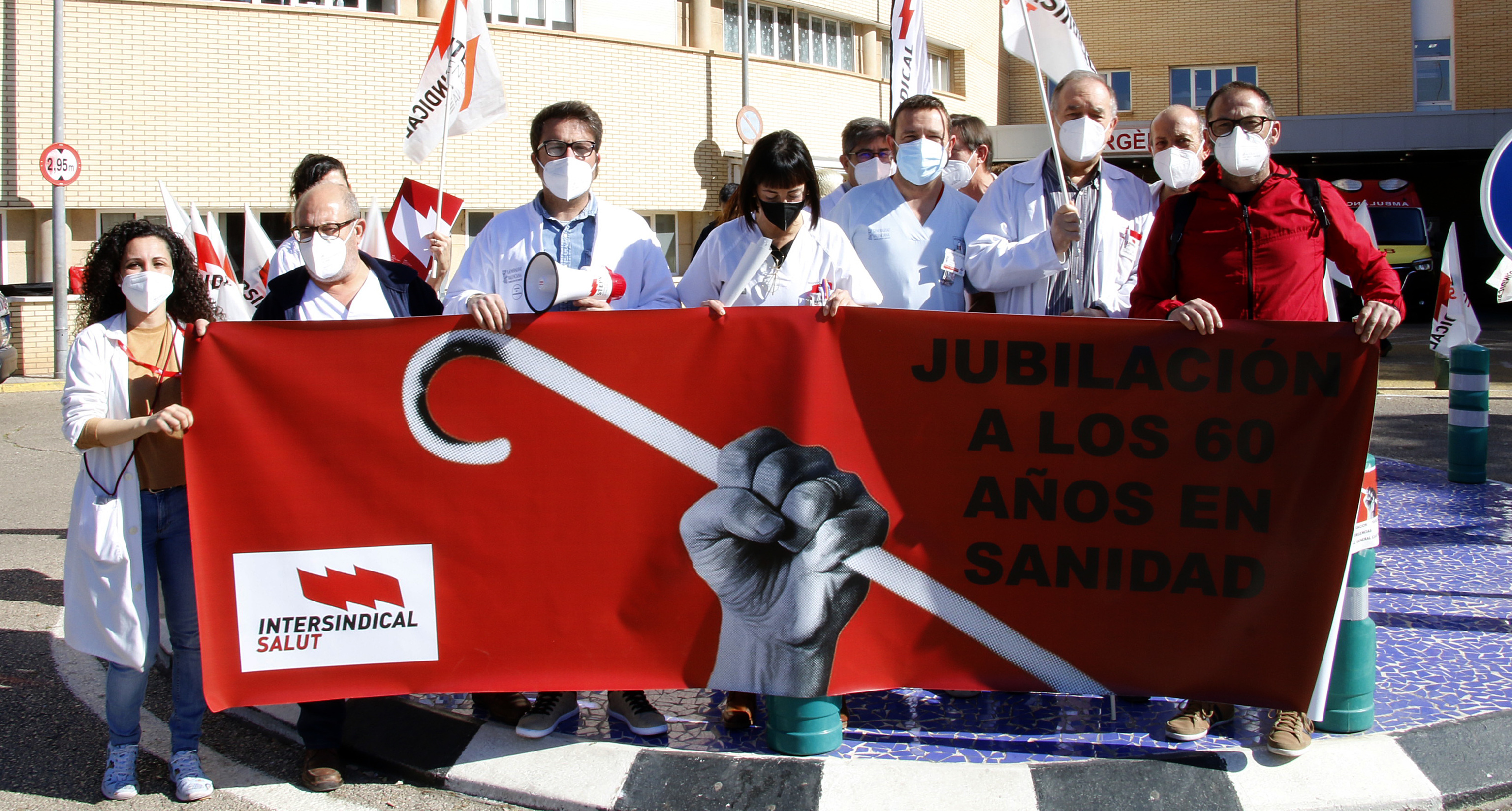 Un grupo de sanitarios protestan, este viernes, en el Hospital General de Castelln para pedir la jubilacin a los 60 aos.