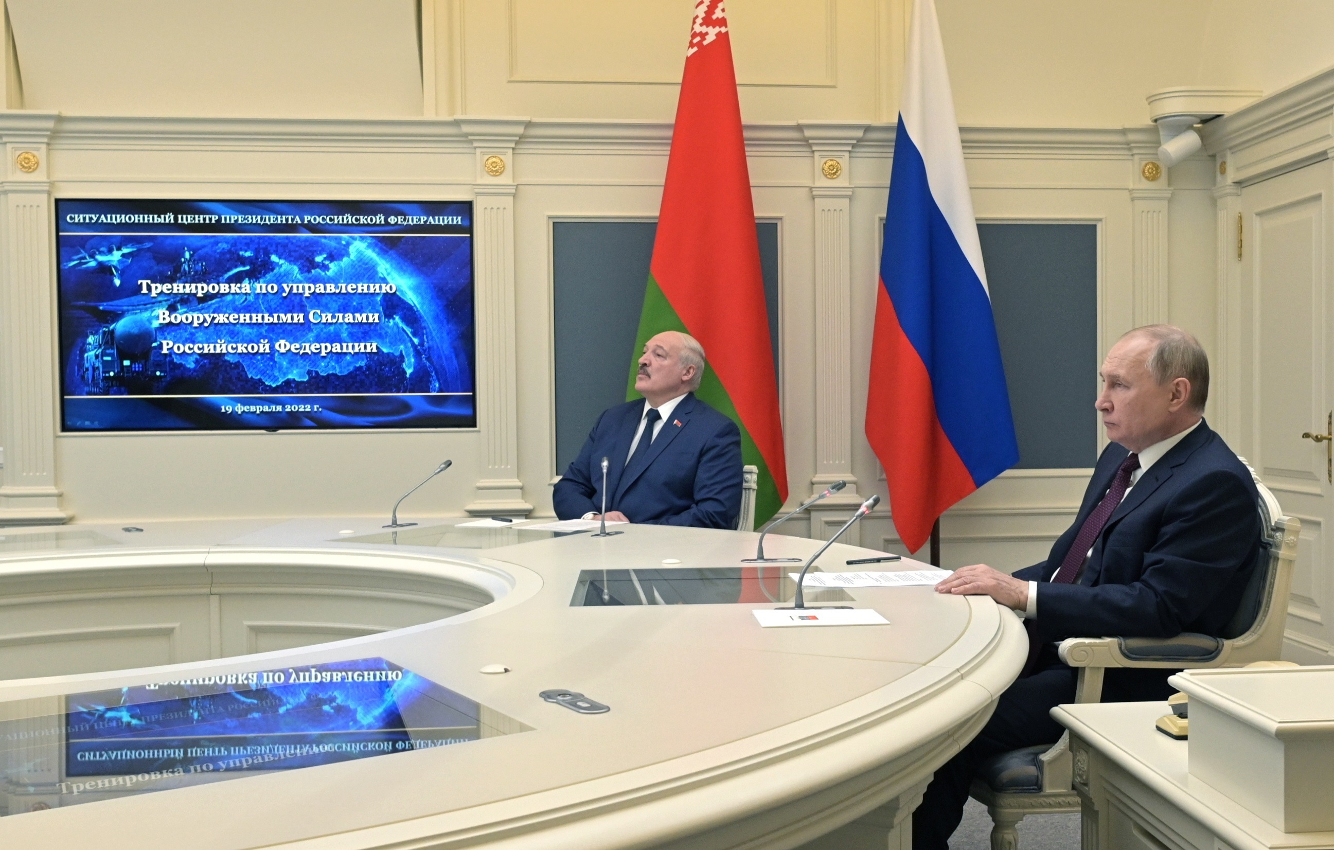 El presidente ruso Vladimir Putin (dcha.) y el presidente bielorruso Alexander Lukashenko (izda.) siguen desde el Kremlin las maniobras militares.