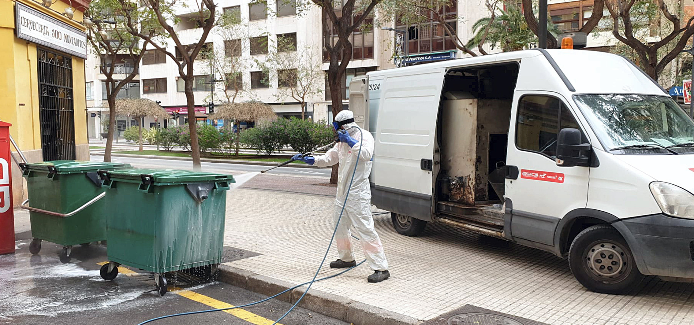 A lo largo de estos dos aos de pandemia la firma de limpieza de la capital de la Plana ha reforzado a frecuencia de lavado exterior de contenedores.