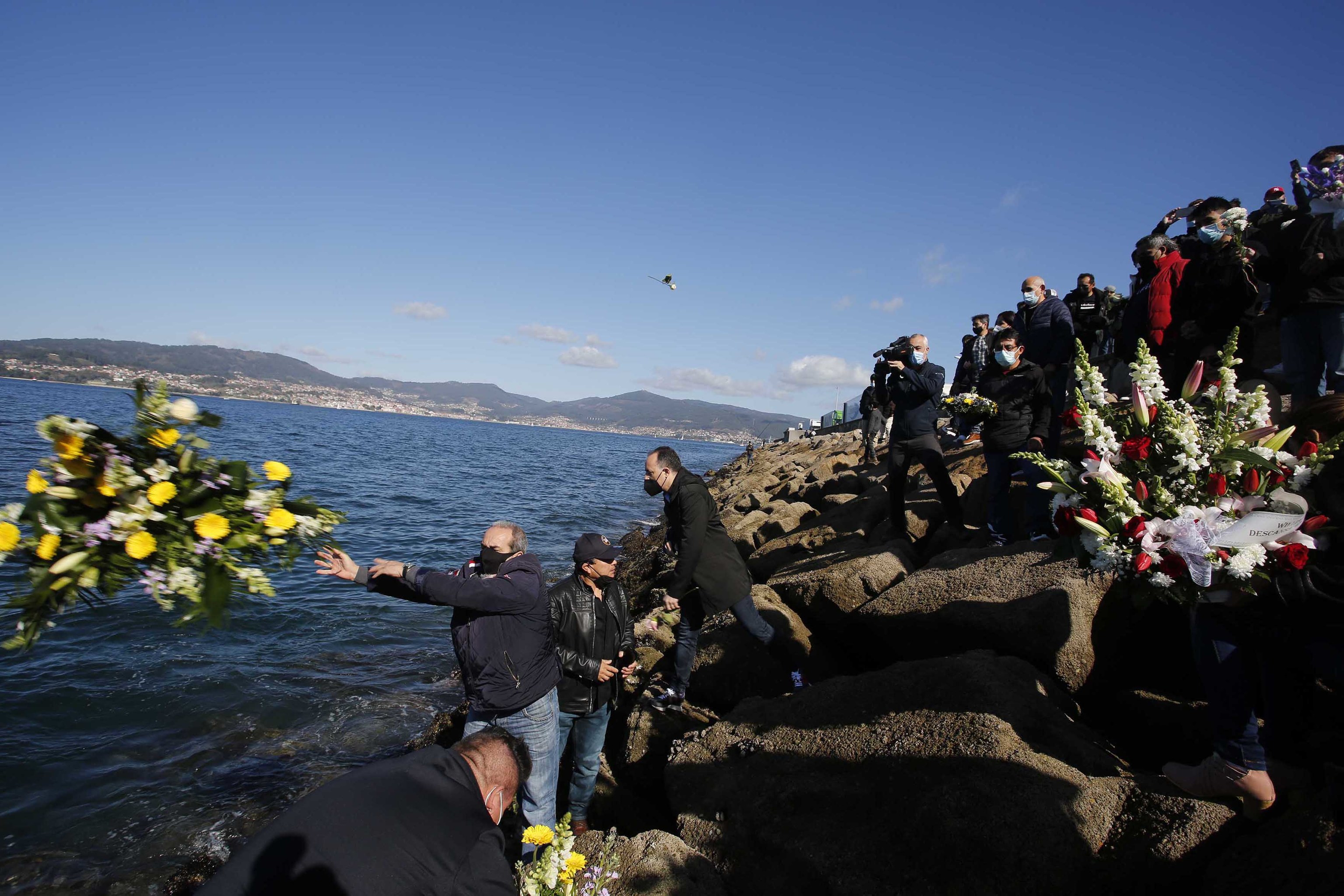 Un hombre lanza flores al mar, este sbado, en Vigo.