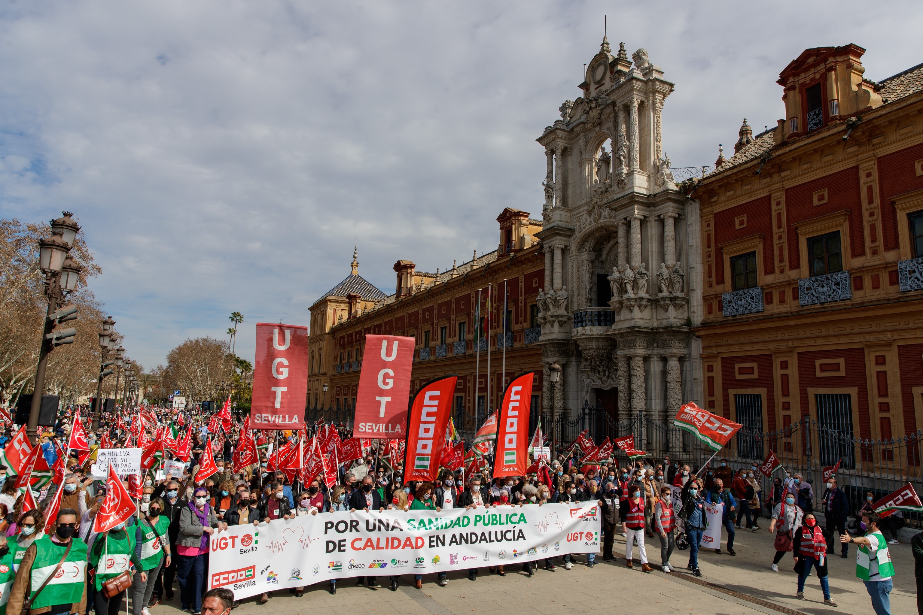 Los manifestantes, a las puertas del Palacio de San Telmo en Sevilla.