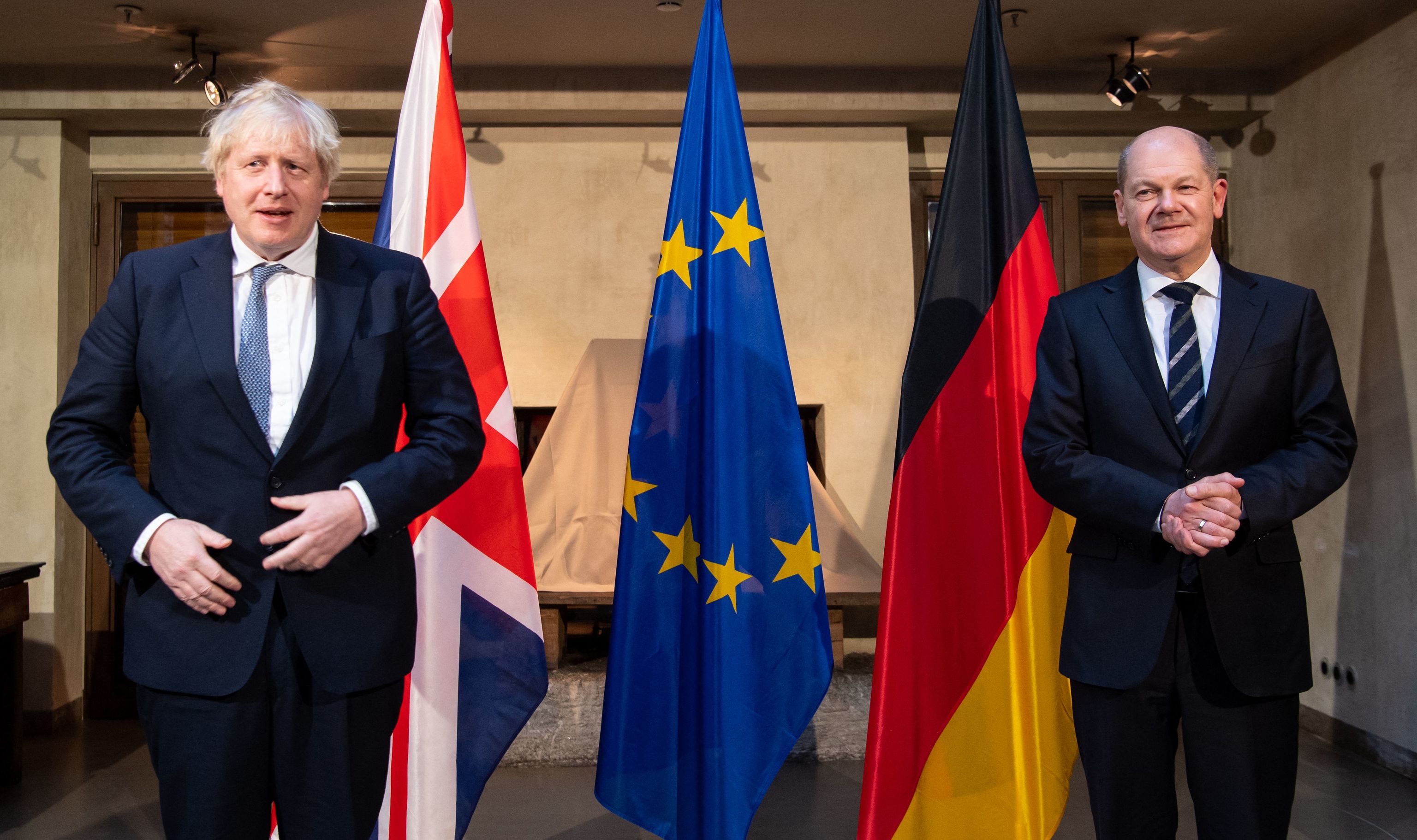 El canciller alemán Olaf Scholz (d) y el primer ministro británico Boris Johnson posan para una foto mientras se reúnen en la Conferencia de Seguridad de Múnich (MSC) en Múnich, sur de Alemania, el 19 de febrero de 2022.