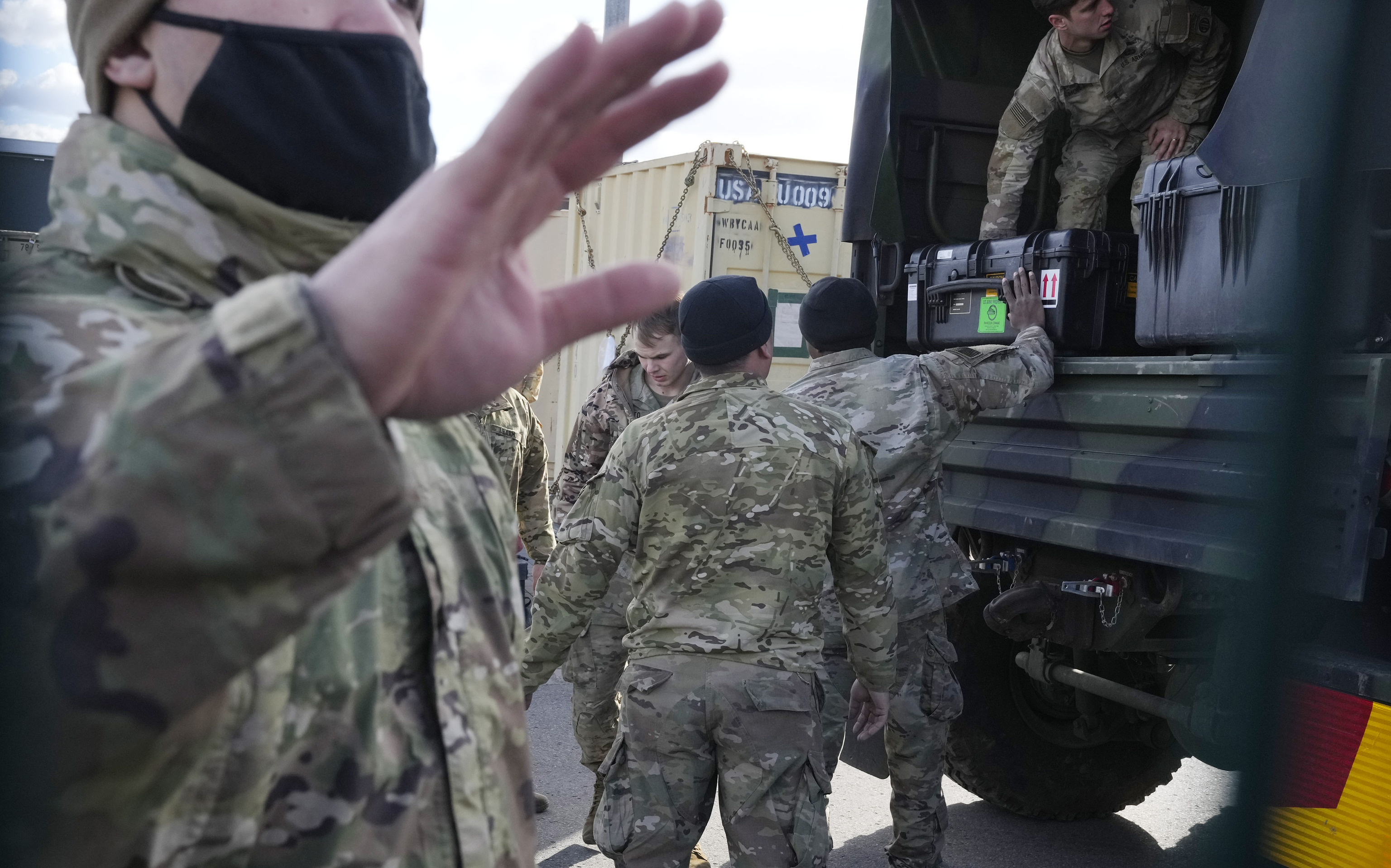Tropas estadounidenses cargan equipos en vehículos en Rzeszow, Polonia.