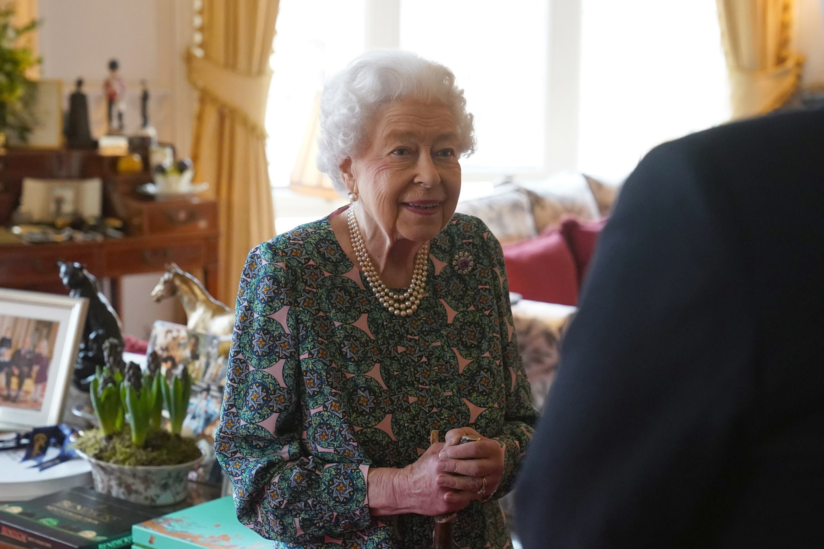 La Reina Isabel II habla durante una audiencia en el Castillo de Windsor donde se reunió con los Secretarios del Servicio de Defensa entrantes y salientes, el miércoles 16 de febrero de 2022. El Palacio de Buckingham dijo el domingo 20 de febrero de 2022 que la Reina Isabel II dio positivo en la prueba de COVID-19, tiene síntomas leves y continuará con sus funciones.