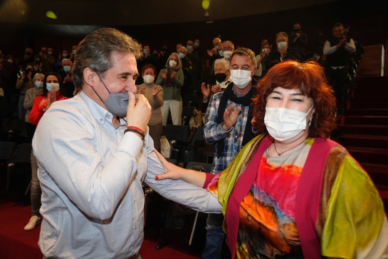 Eba Blanco recibe el respaldo de Peio Urizar en el acto presencial con el que se ha cerrado el congreso de EA en Vitoria.