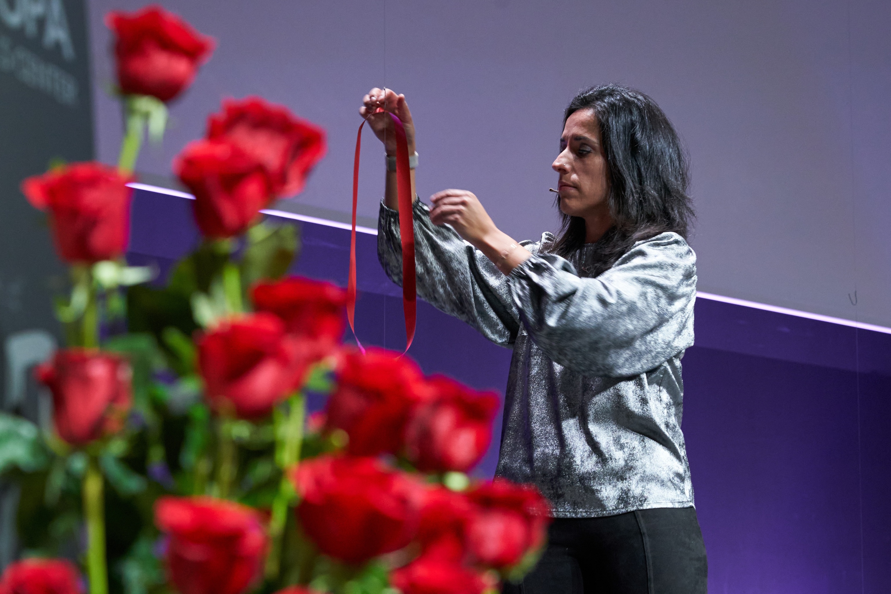 Sara Buesa recorta una cinta de color rojo durante su participacin en el acto de recuerdo de Fernando Buesa y Jorge Dez.