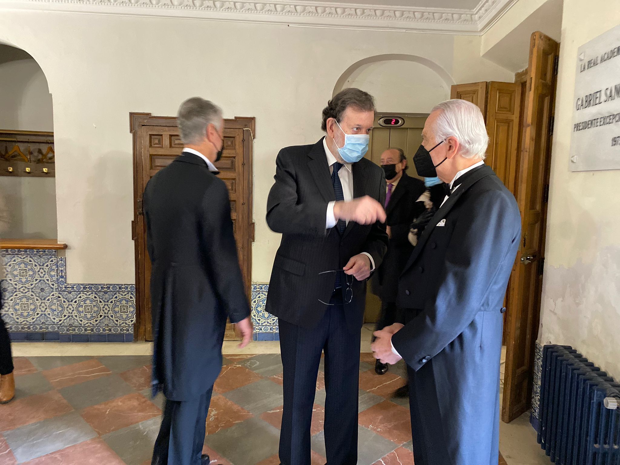 El ex presidente Rajoy, a su llegada a la Academia de Medicina de Sevilla.