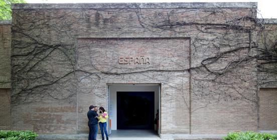 Fachada del Pabelln de Espaa en los Giardini de la Bienal de Venecia.