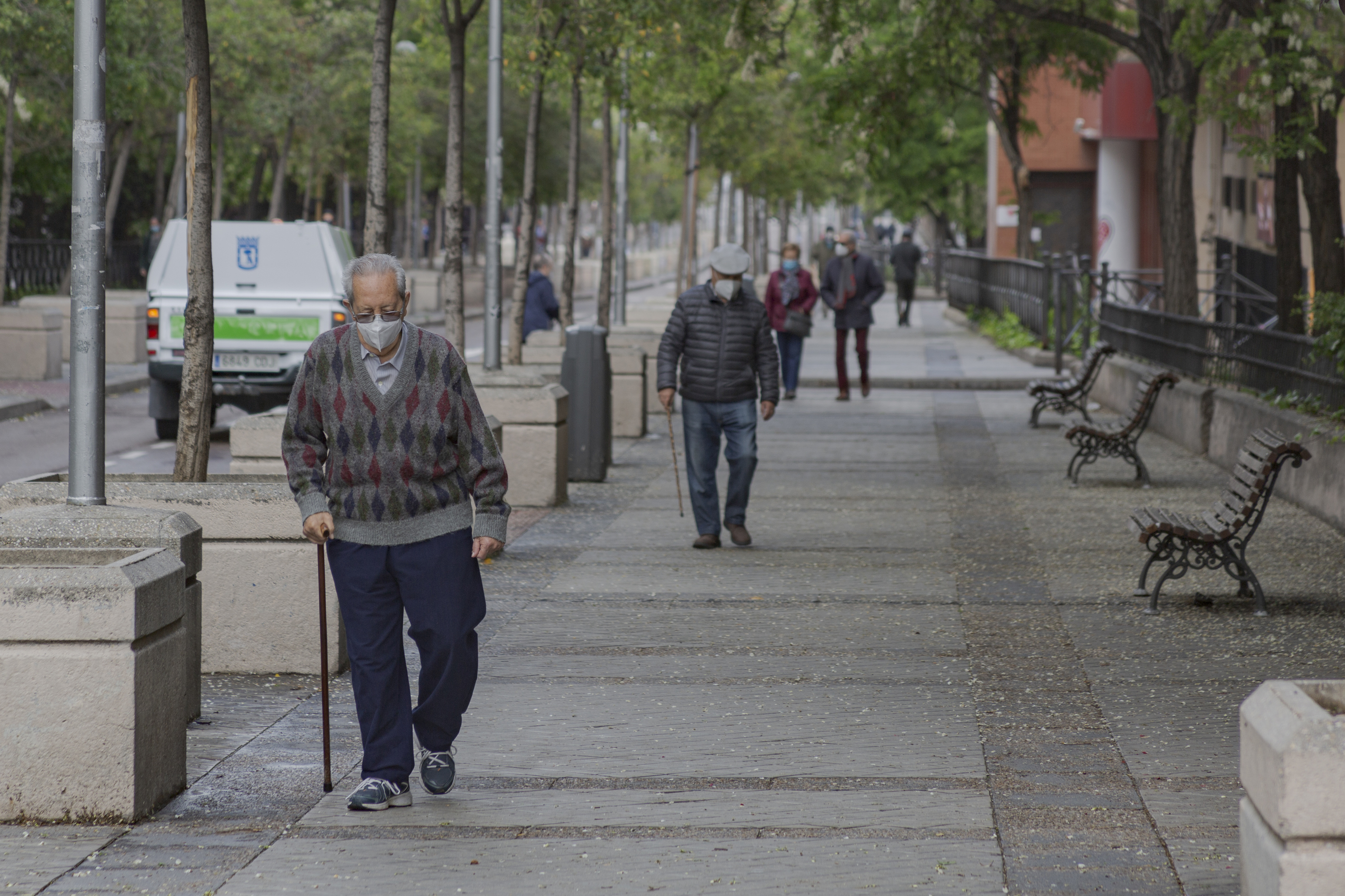 Jubilados, paseando por una calle de Madrid.