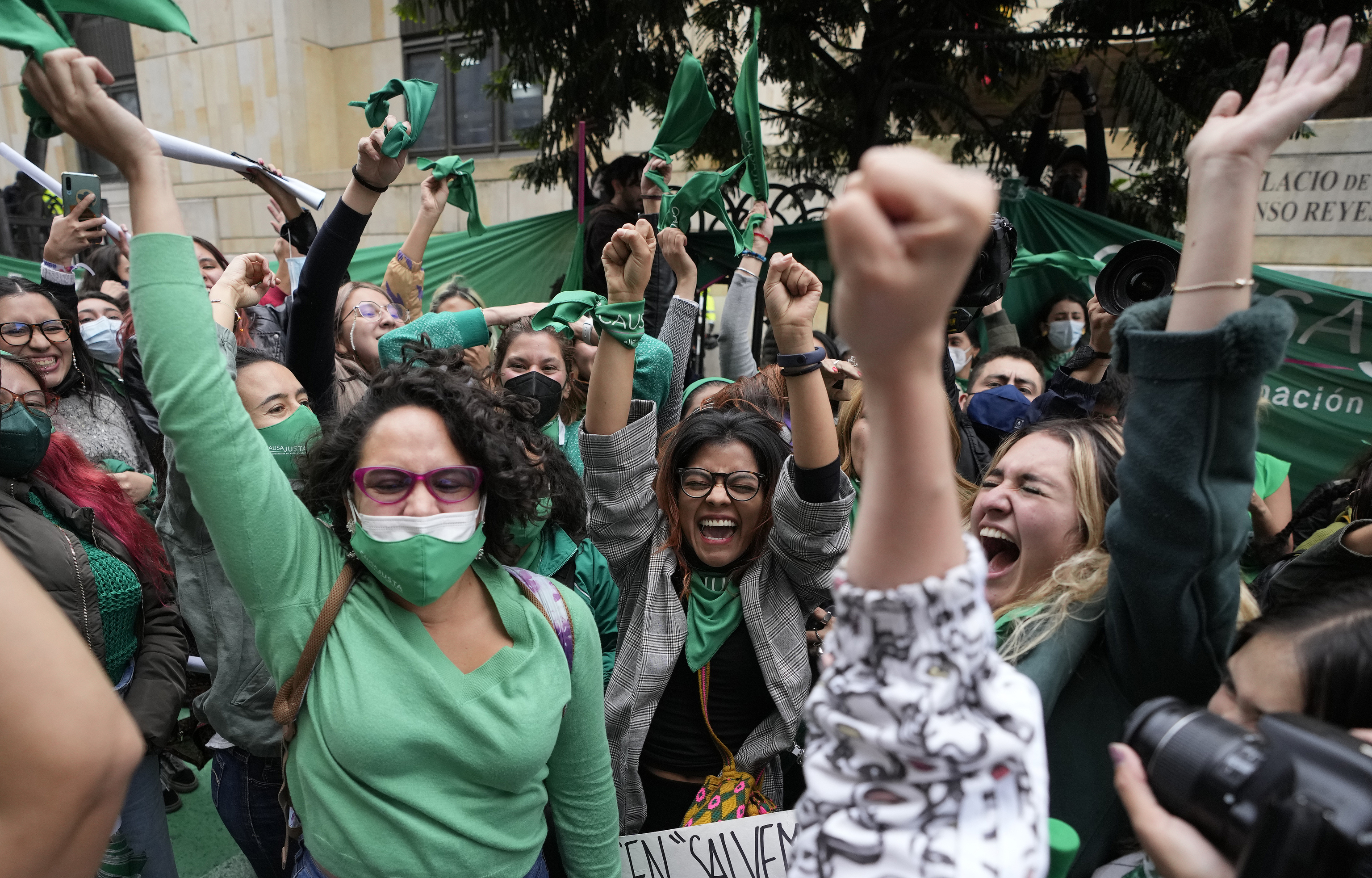 Cientos de mujeres celebran el fallo juidicial, ayer, en Bogotá.