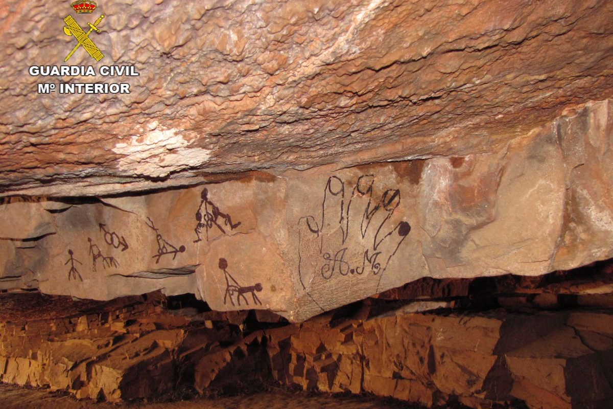 Pintadas vandlicas en la Cueva de la Rendija de Herencia.
