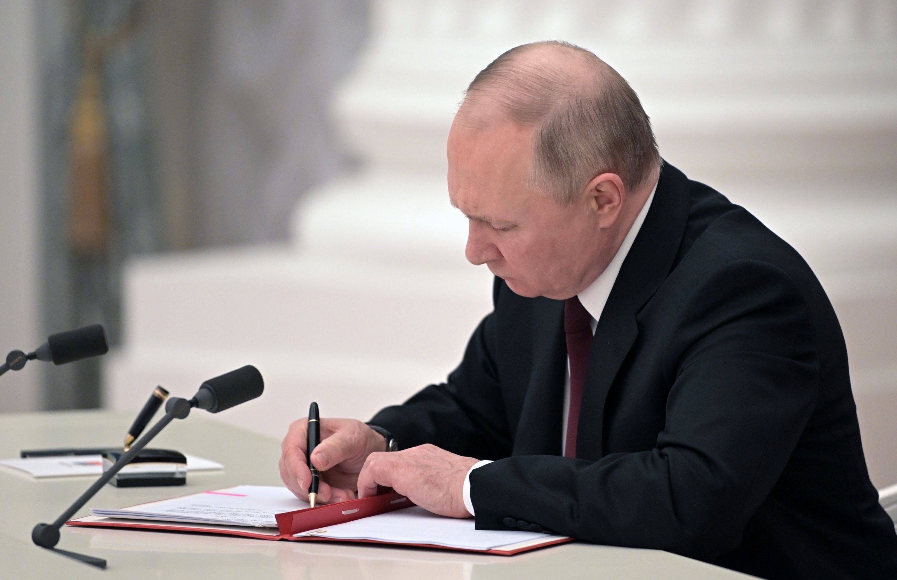 El presidente ruso Vladimir Putin firma decretos sobre el reconocimiento de las autoproclamadas República Popular de Donetsk (DPR) y la República Popular de Lugansk (LPR).
