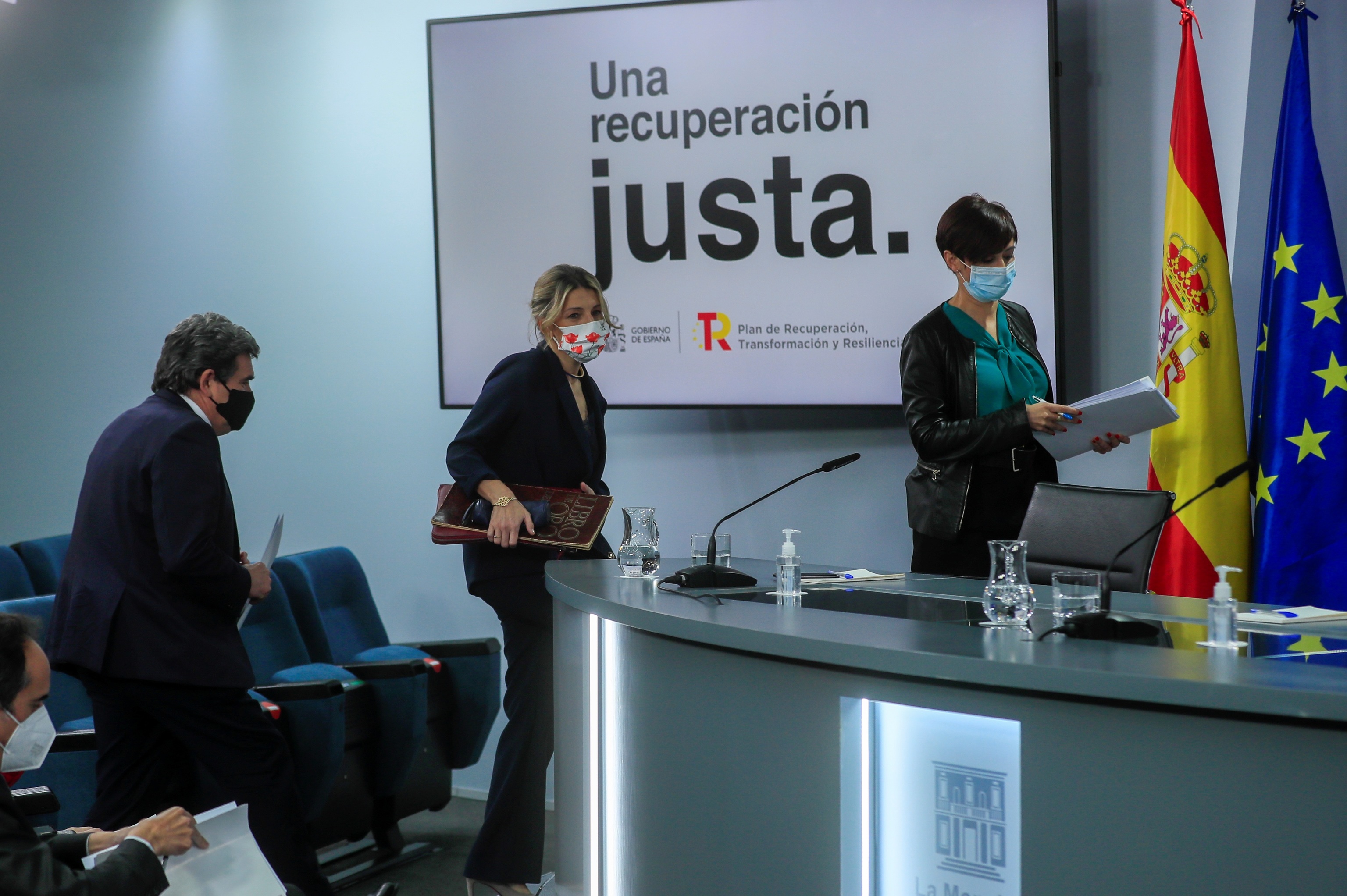 Jos Luis Escriv, Yolanda Daz e Isabel Rodrguez, a su llegada a la rueda de prensa tras el Consejo de Ministros.