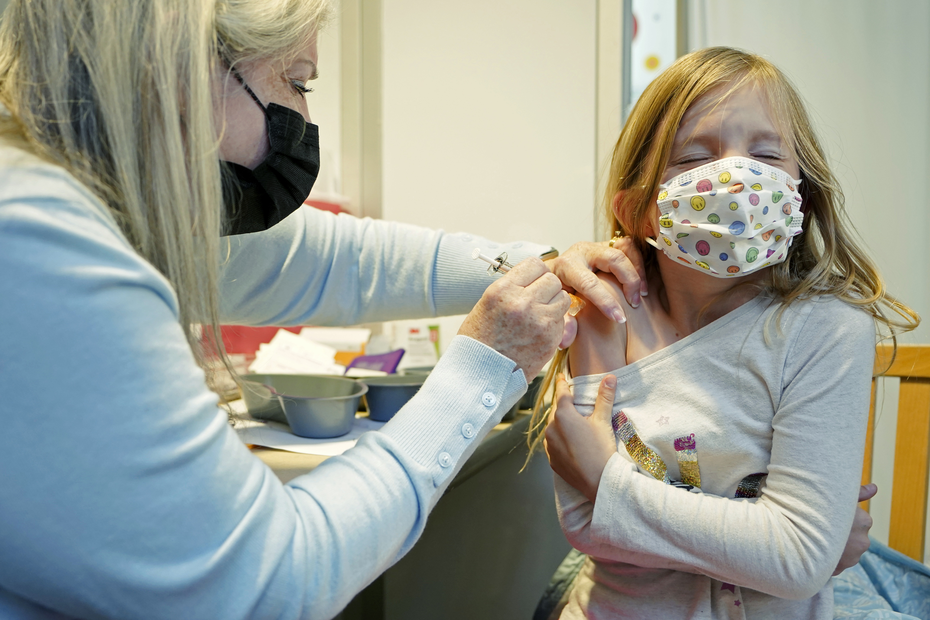 Administran la vacuna de Pfizer a una niña en  Washington