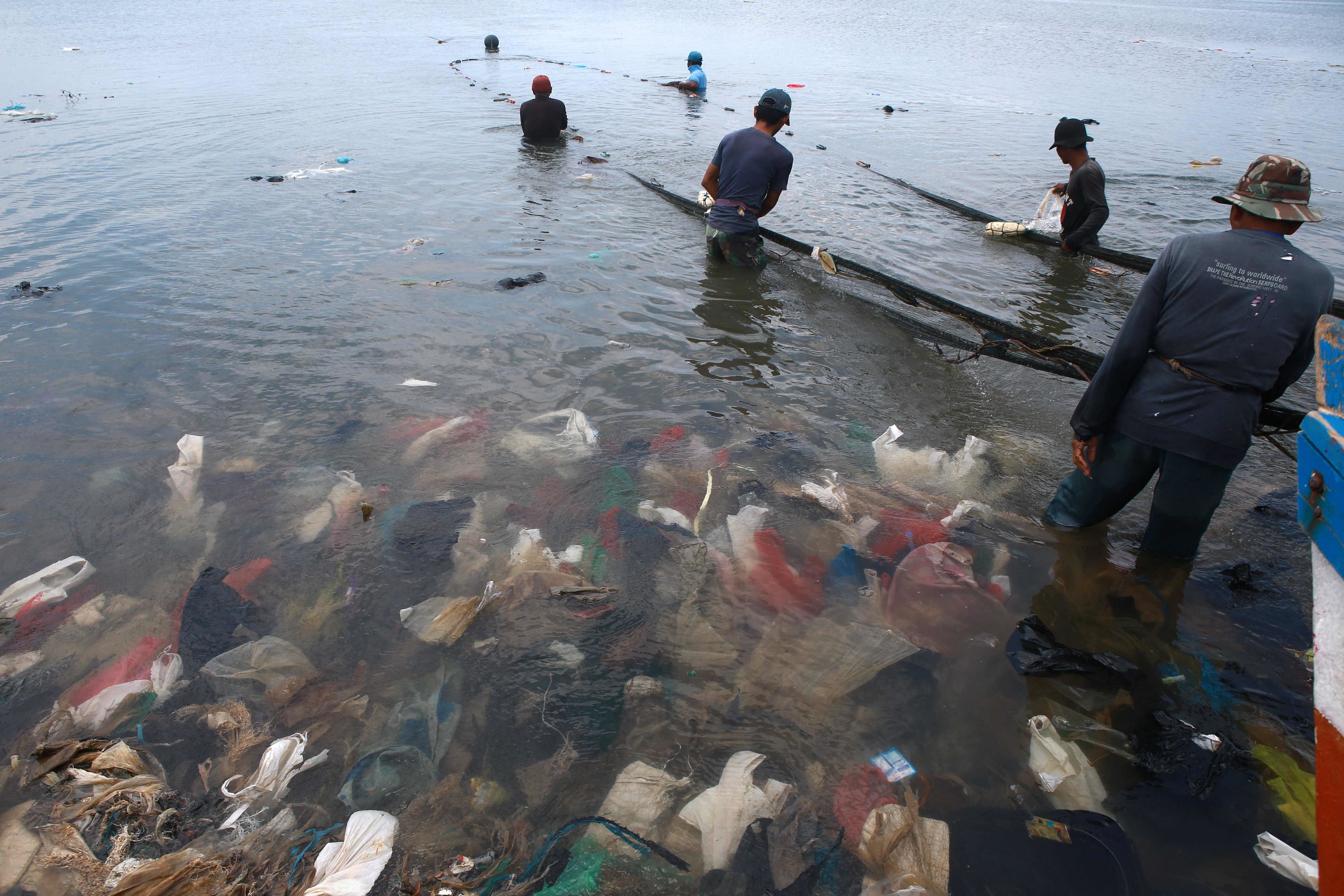 Pescadores de Indonesia trabajan en aguas llenas de plástico.