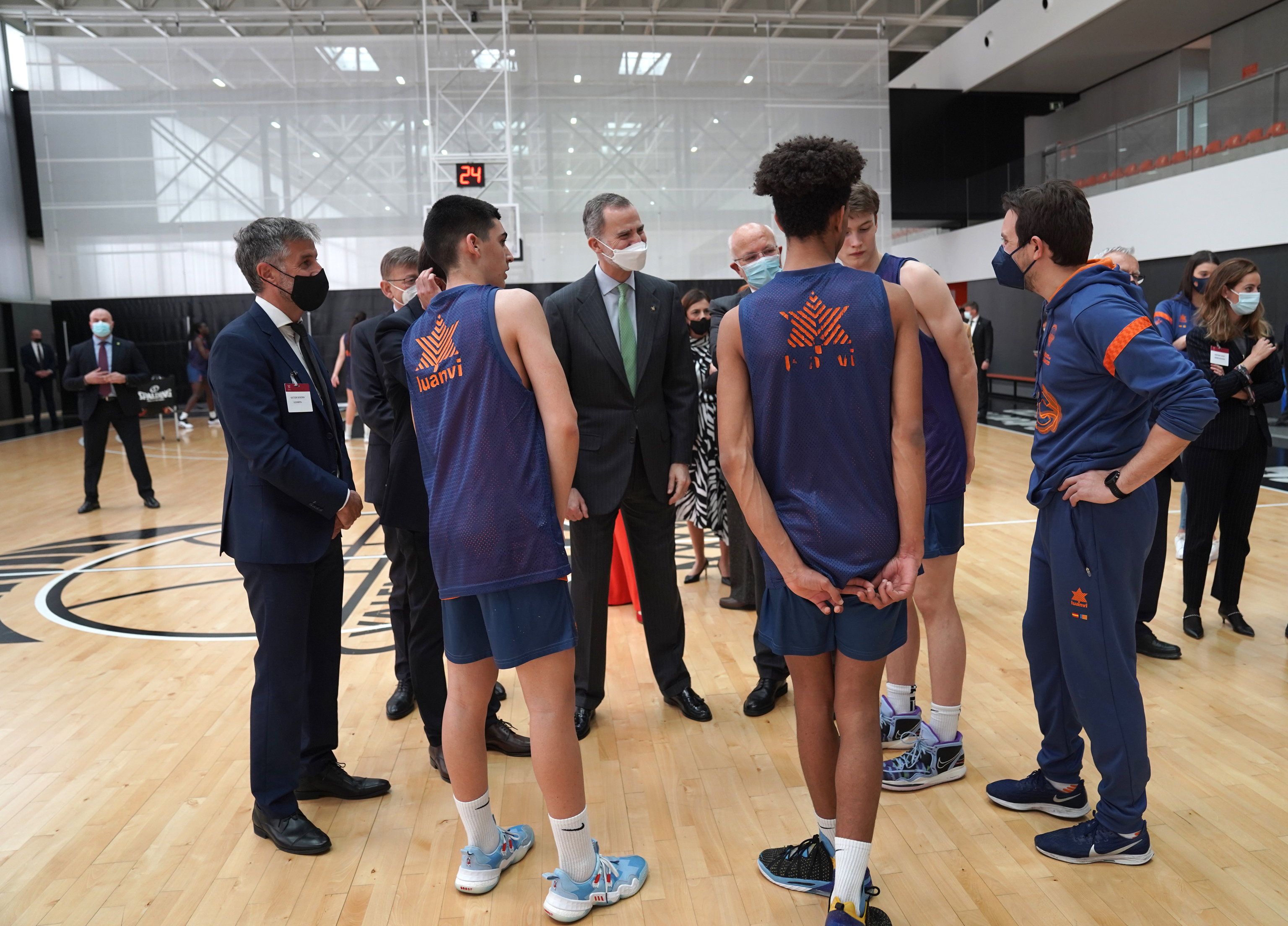 Felipe VI charla con canteranos de Valencia Basket en L'Alqueria.