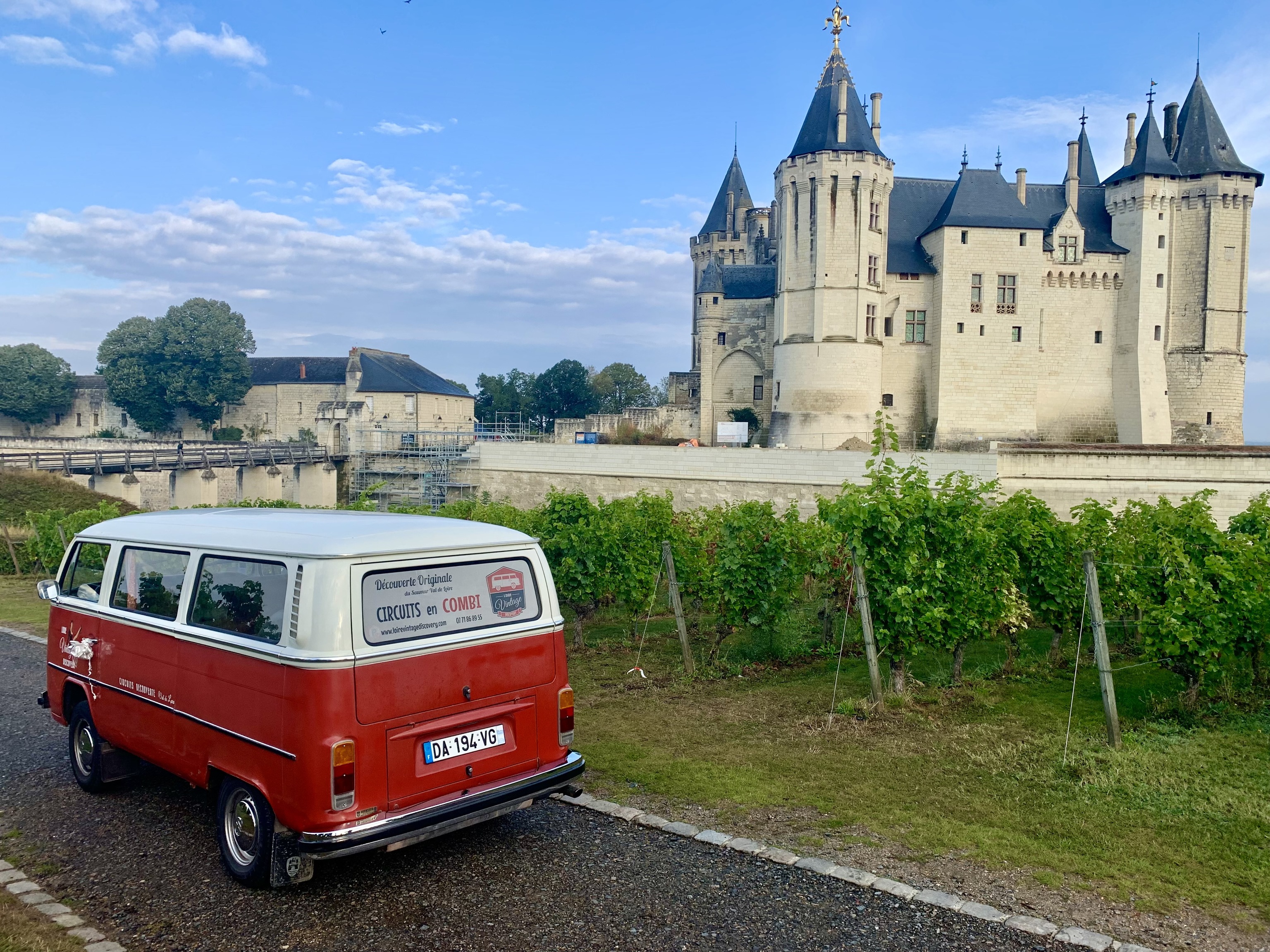 Furgo vintage frente al castillo de Plessis-Bourr.