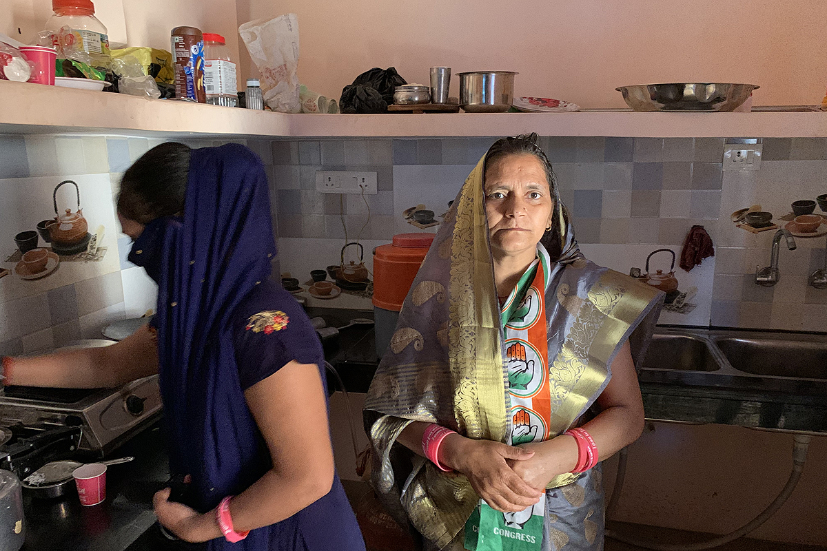 Asha Singh y su hija, superviviente de una violacin, en su casa de Unnao.