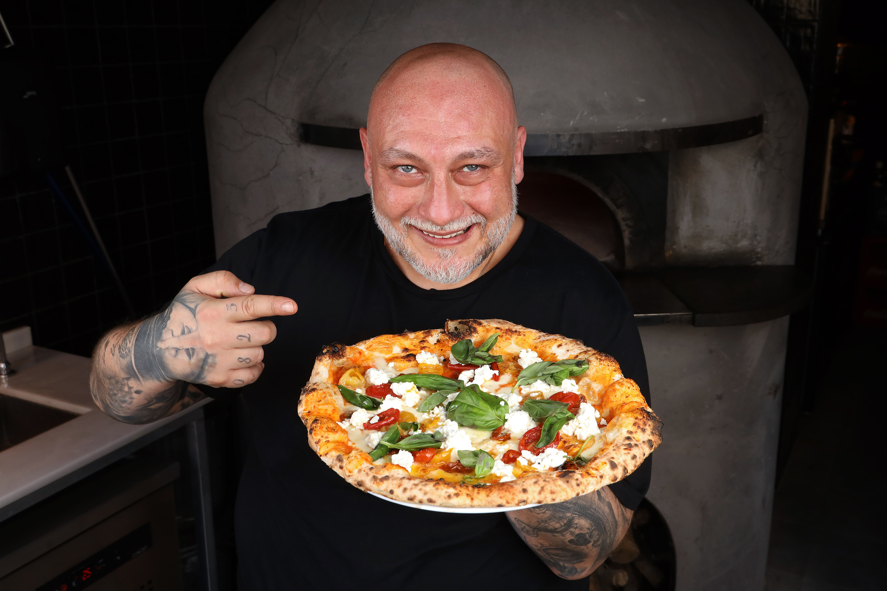 Francesco Martucci con 'Mani de Martucci', la pizza efímera que ha hecho en colaboración con Grosso Napoletano.