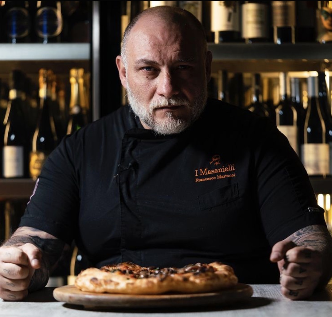 El maestro pizzero en su restaurante, I Masanielli.