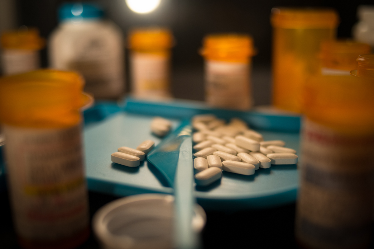 Los opioides de la prescripcin se depositan en los farmacuticos que cuentan la bandeja antes de ser colocados en el frasco.