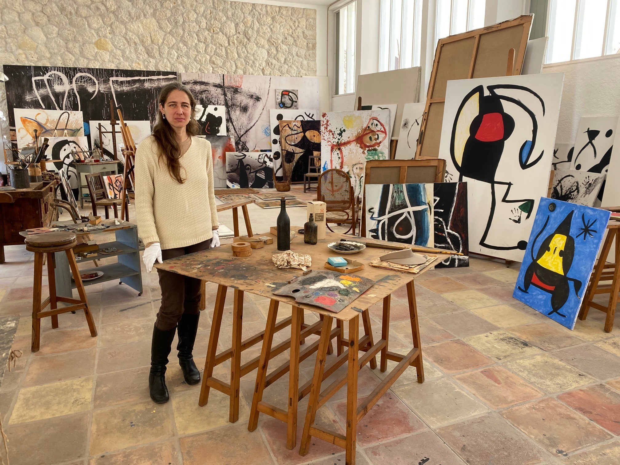 La autora de la investigacin sobre Mir, Mar Gmez Lobn, en el taller del artista en Palma.