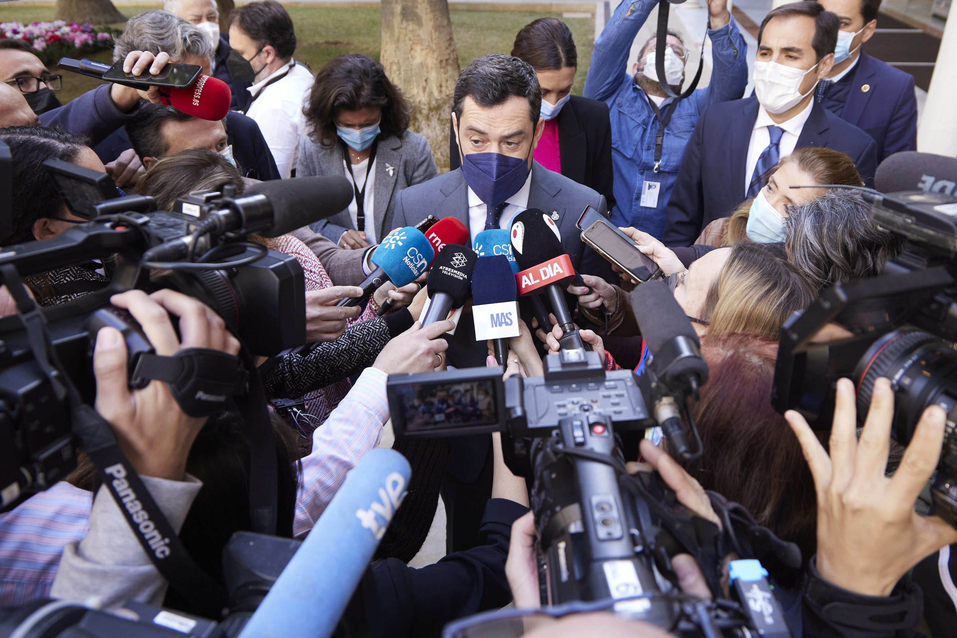 El presidente de la Junta,Juanma Moreno, atiende ayer a los medios en la sede del Parlamento andaluz.