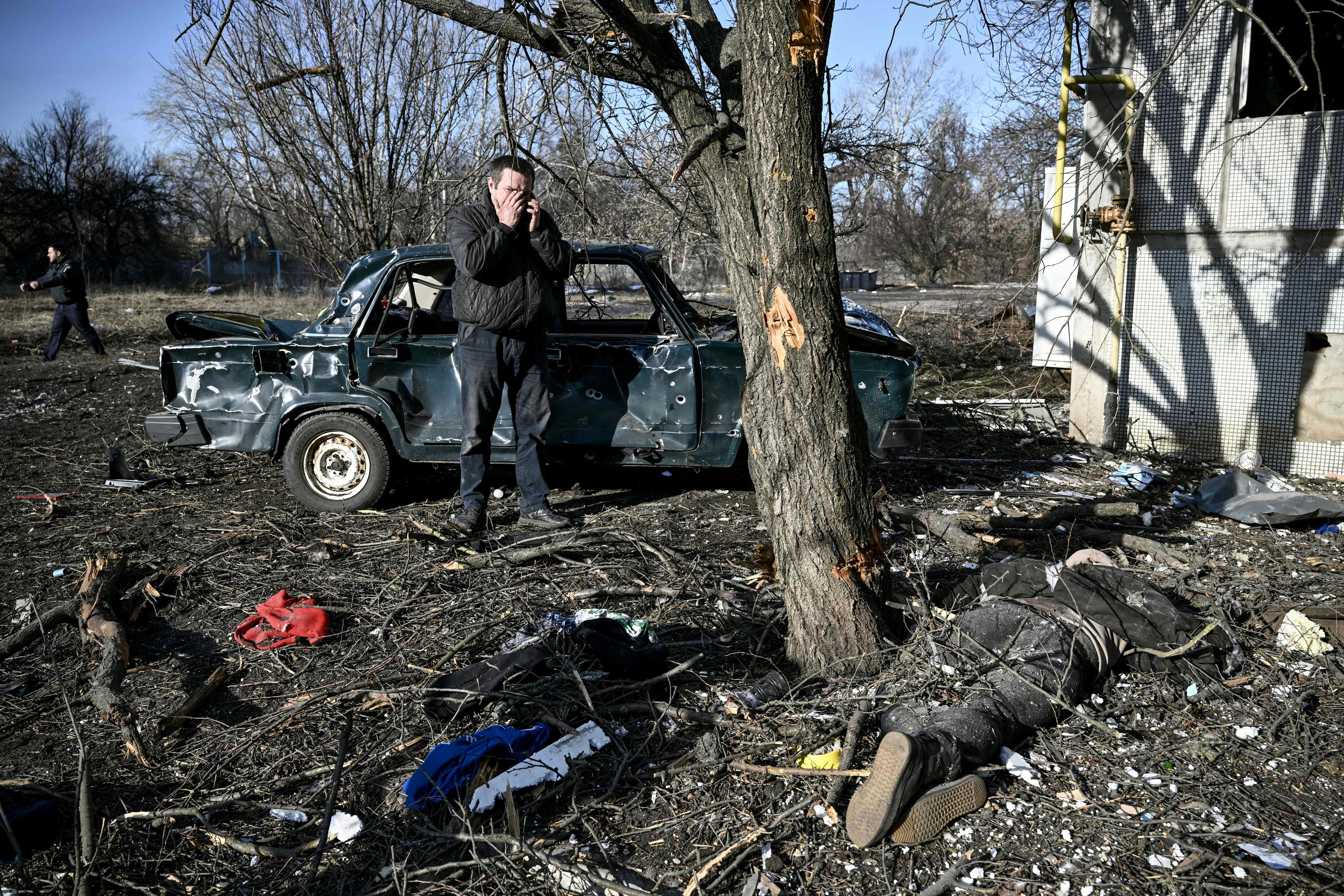 Un hombre junto a un cadáver en Chuguiv