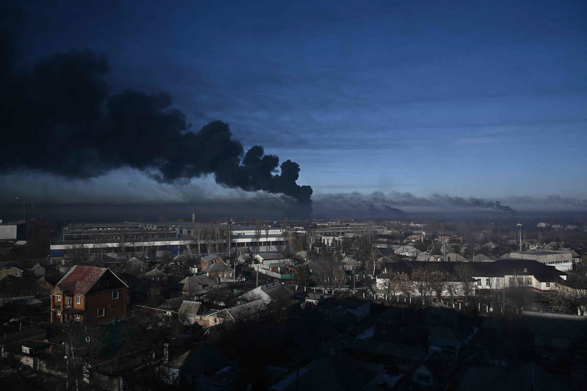 Humo negro se eleva desde un aeropuerto militar en Chuguyev cerca de Kharkiv.